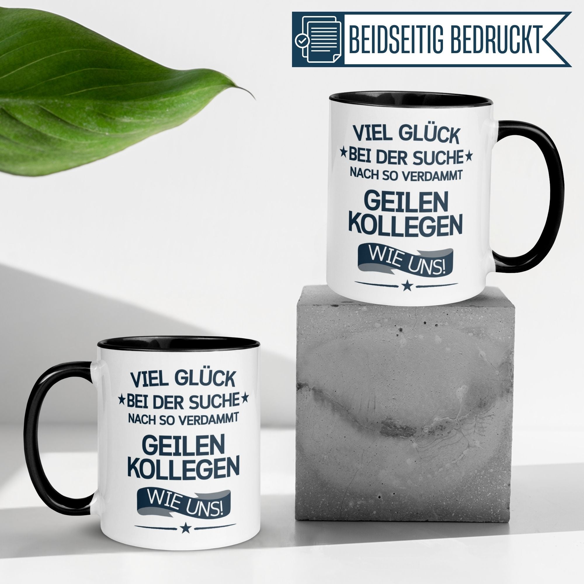 Momentals Tasse mit Spruch über tolle Kollegen, auf Betontisch, grüne Pflanze im Hintergrund.