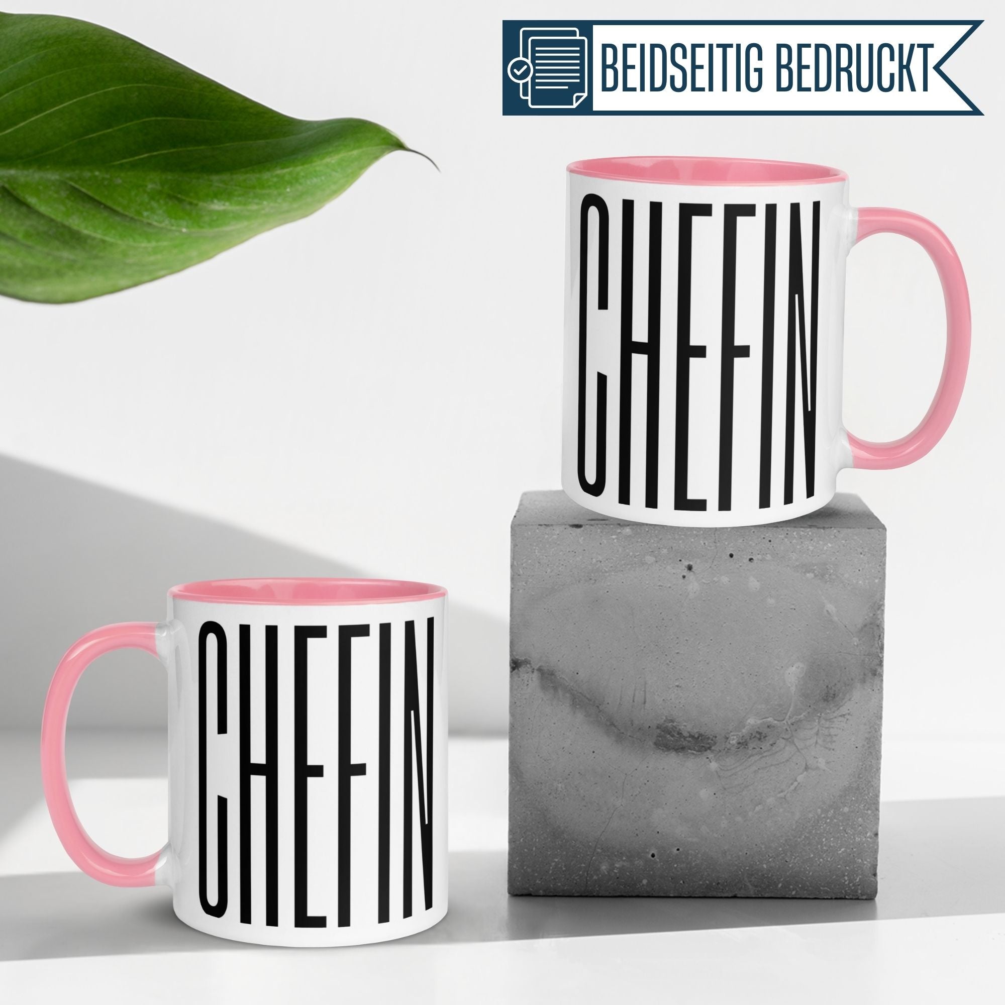 Momentals® Tasse Chefin mit pinkem Henkel und Schriftzug, ideal für Abschiede oder Geschenke, beidseitig bedruckt.