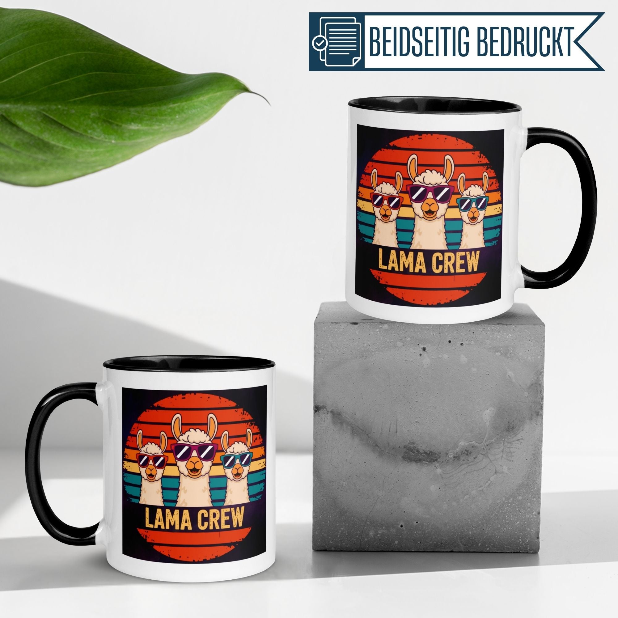 Momentals Lama Crew Tasse mit 3 Lamas in Sonnenbrillen vor Retro-Hintergrund.