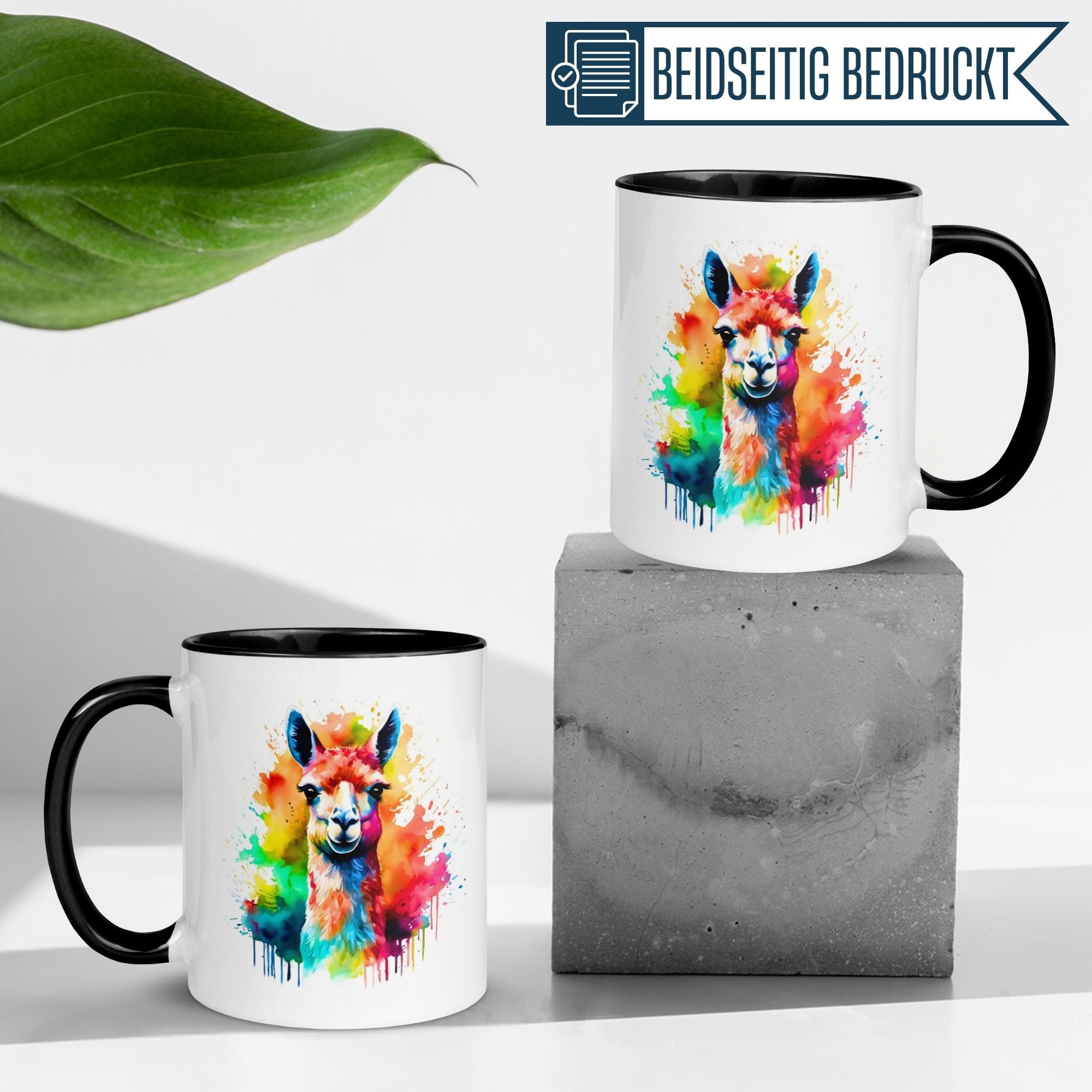 Momentals® Tasse mit buntem Lama-Motiv in Aquarell-Design auf elegantem Hintergrund.