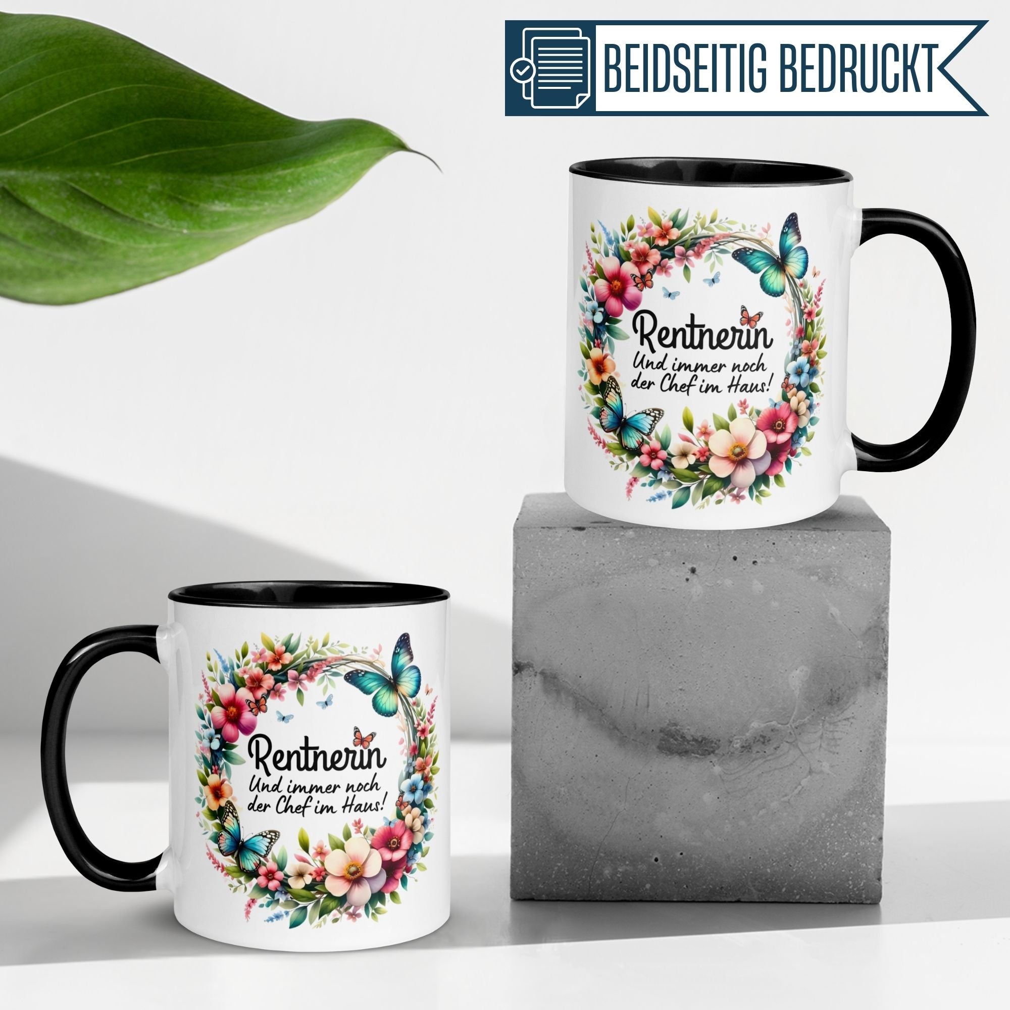 Momentals Tasse für Rentnerin mit buntem Blumenkranz und Schmetterlingen, perfekt für den Renteneintritt.