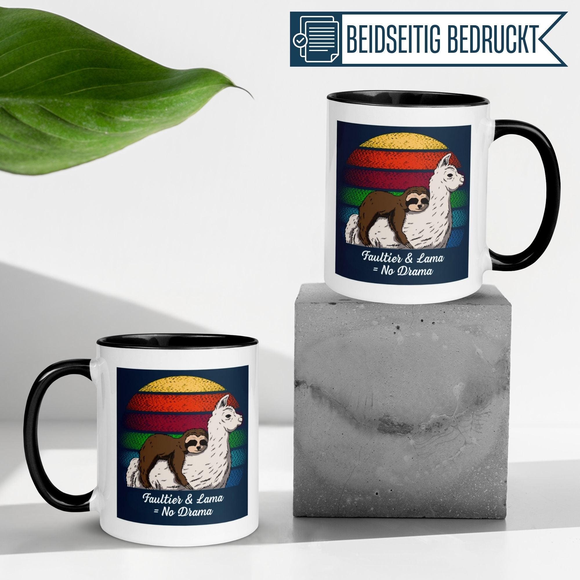 Momentals Tasse mit Faultier und Lama, Motiv „Faultier & Lama = No Drama“, vor farbenfrohem Hintergrund.