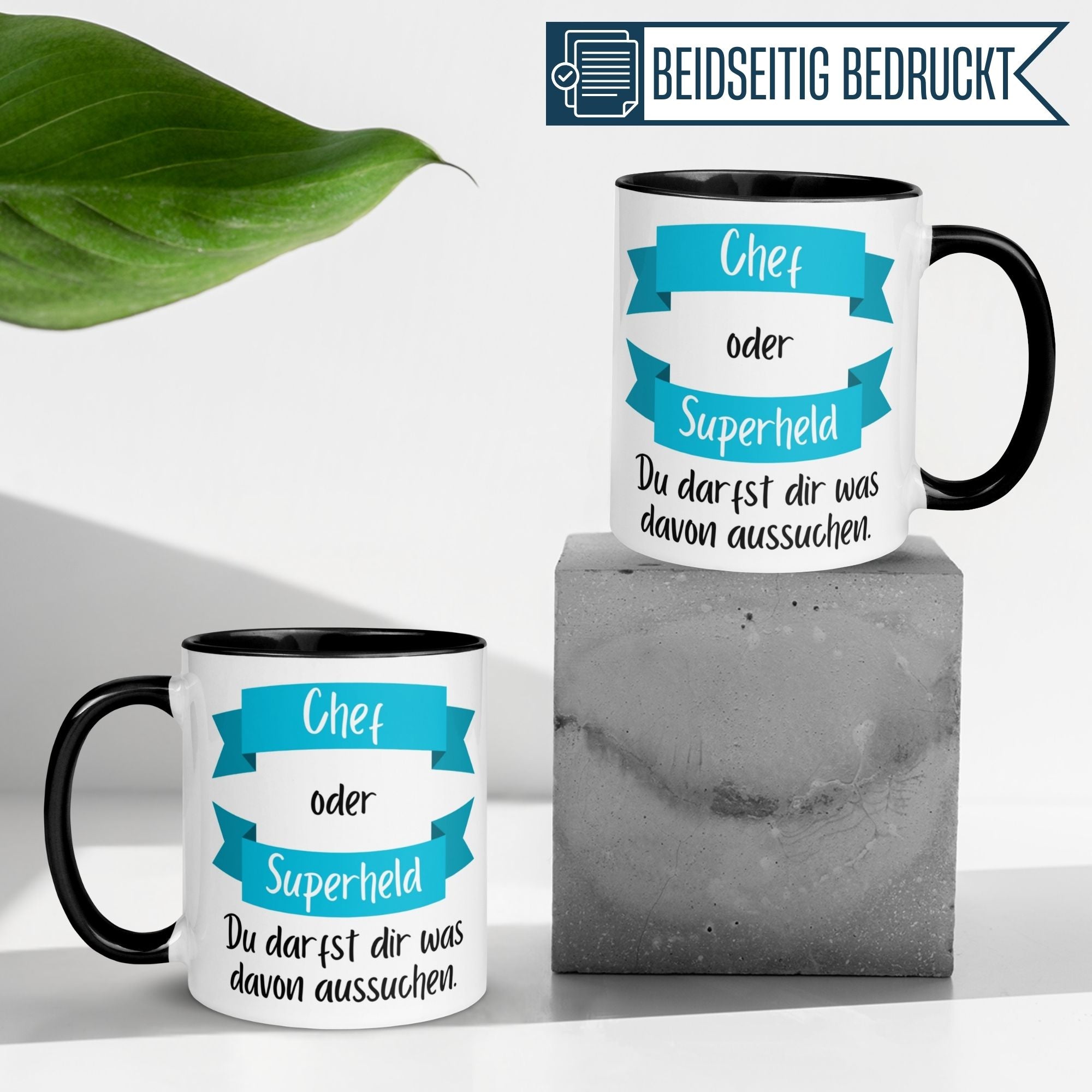 Momentals Tasse Chef oder Superheld mit humorvollem Spruch auf beidseitigem Druck.