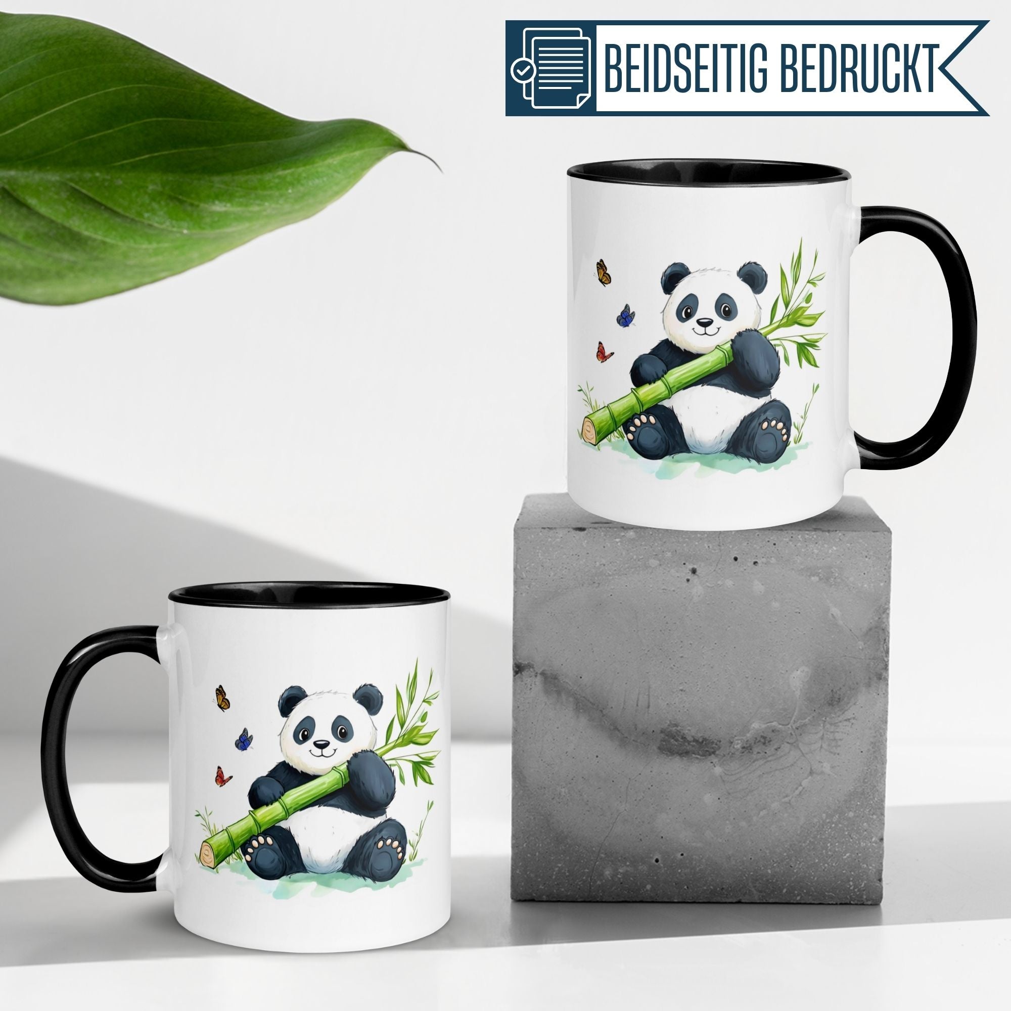 Beidseitig bedruckte Tasse mit süßem Panda-Motiv und Bambus auf grauem Untergrund.