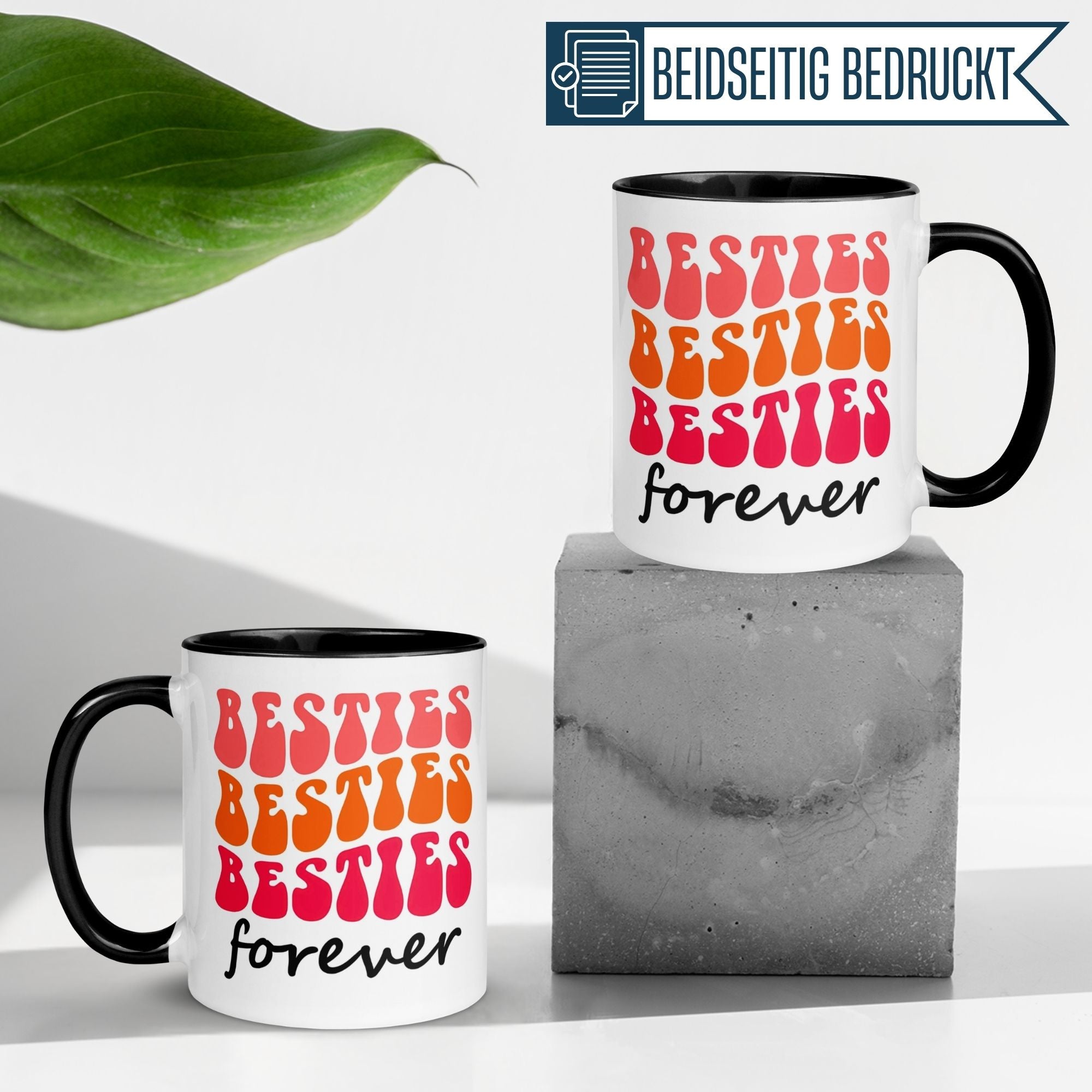 Momentals Tasse mit dem Spruch 'Besties Besties Besties forever' in Retro-Design auf Betonunterlage.