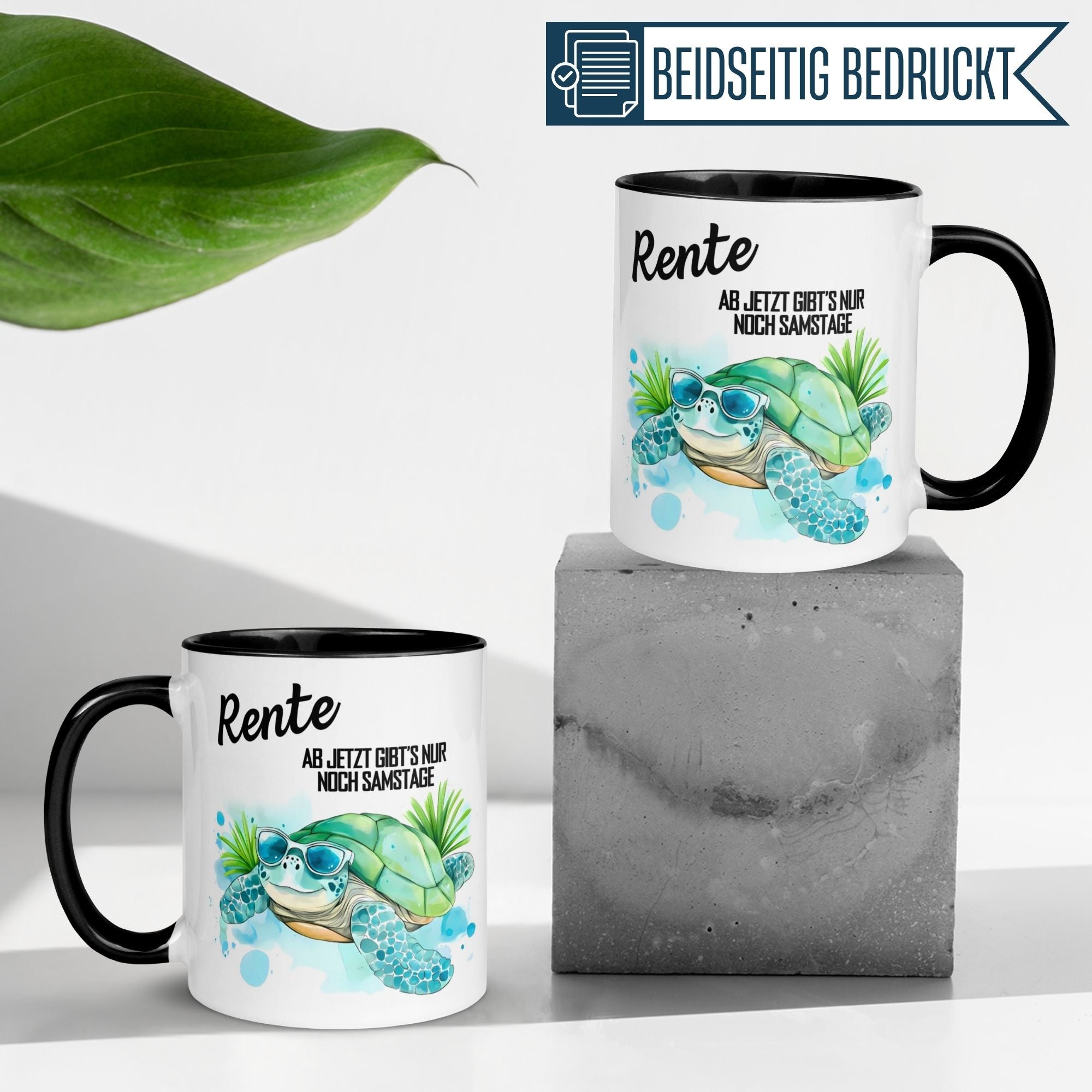 Momentals® Tasse mit Schildkröte und Spruch "Rente - Ab jetzt gibt’s nur noch Samstage" auf betontem Hintergrund.
