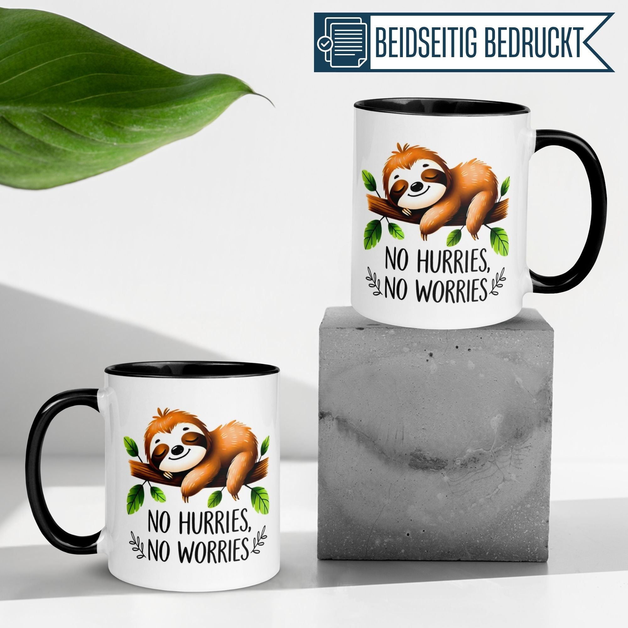 Momentals Tasse mit Faultier-Design und Spruch "No Hurries, No Worries" auf grauem Sockel.