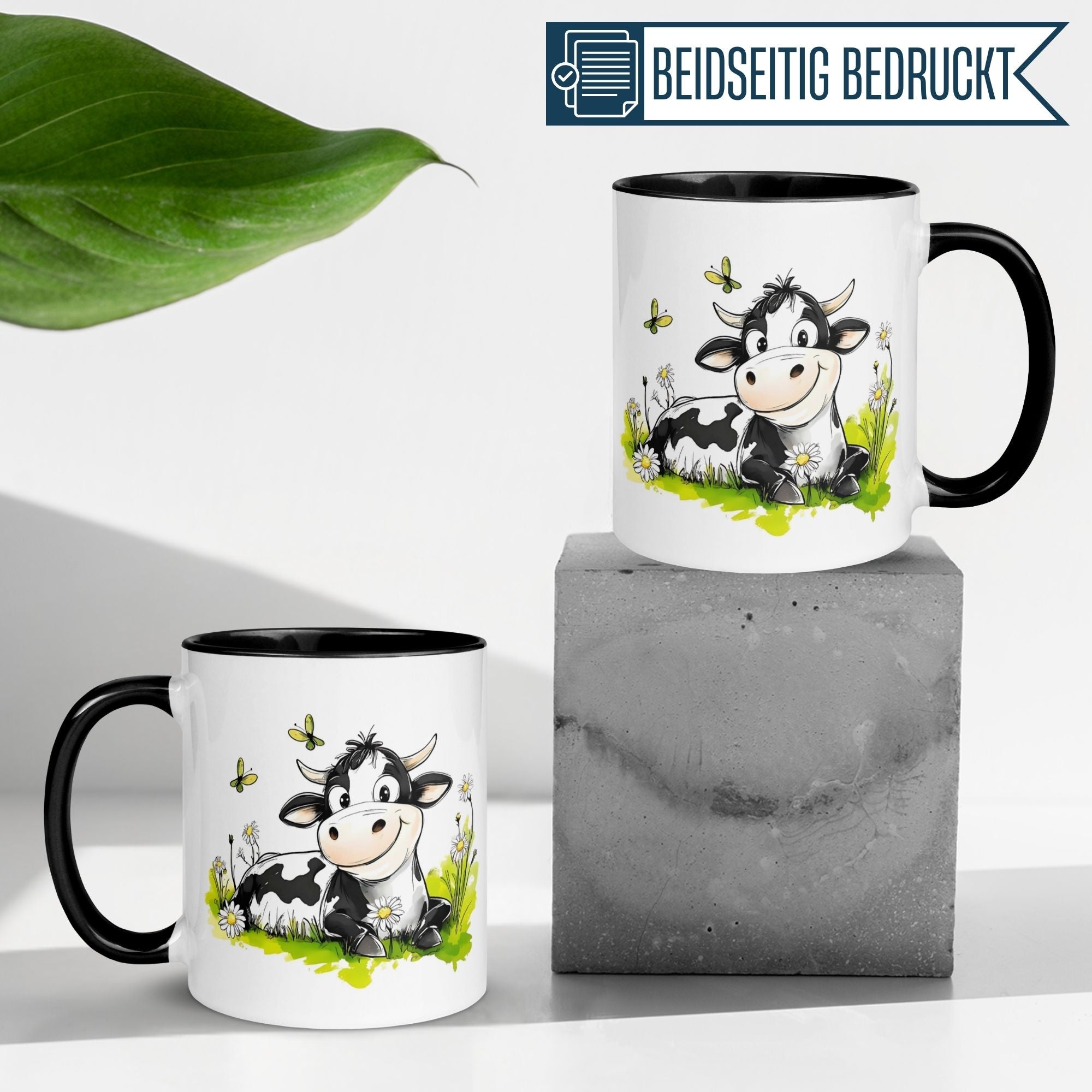 Momentals Tasse Morgenmuffel mit lächelnder Kuh auf Blumenwiese und Schmetterlingen, beidseitig bedruckt.