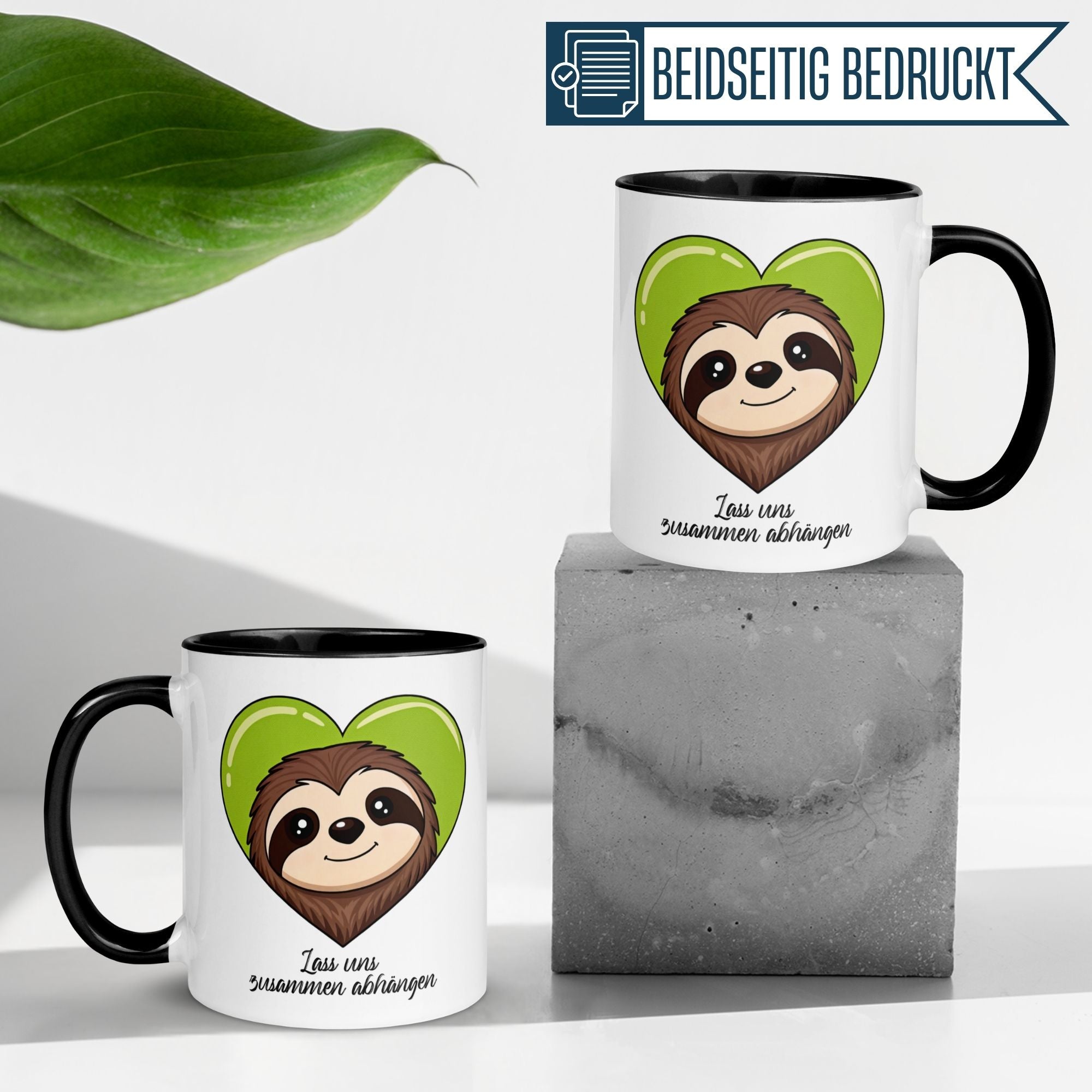 Momentals Tasse mit Faultier und Herzmotiv, perfekt für entspannte Tierfreunde. Slogan: "Lass uns zusammen abhängen."