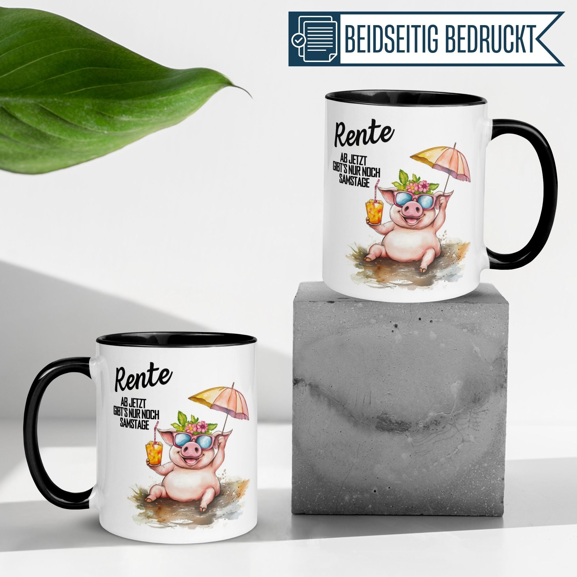 Momentals® Tasse mit einem entspannten Schwein im Schlamm und Spruch zur Rente – ideal für Ruheständler.