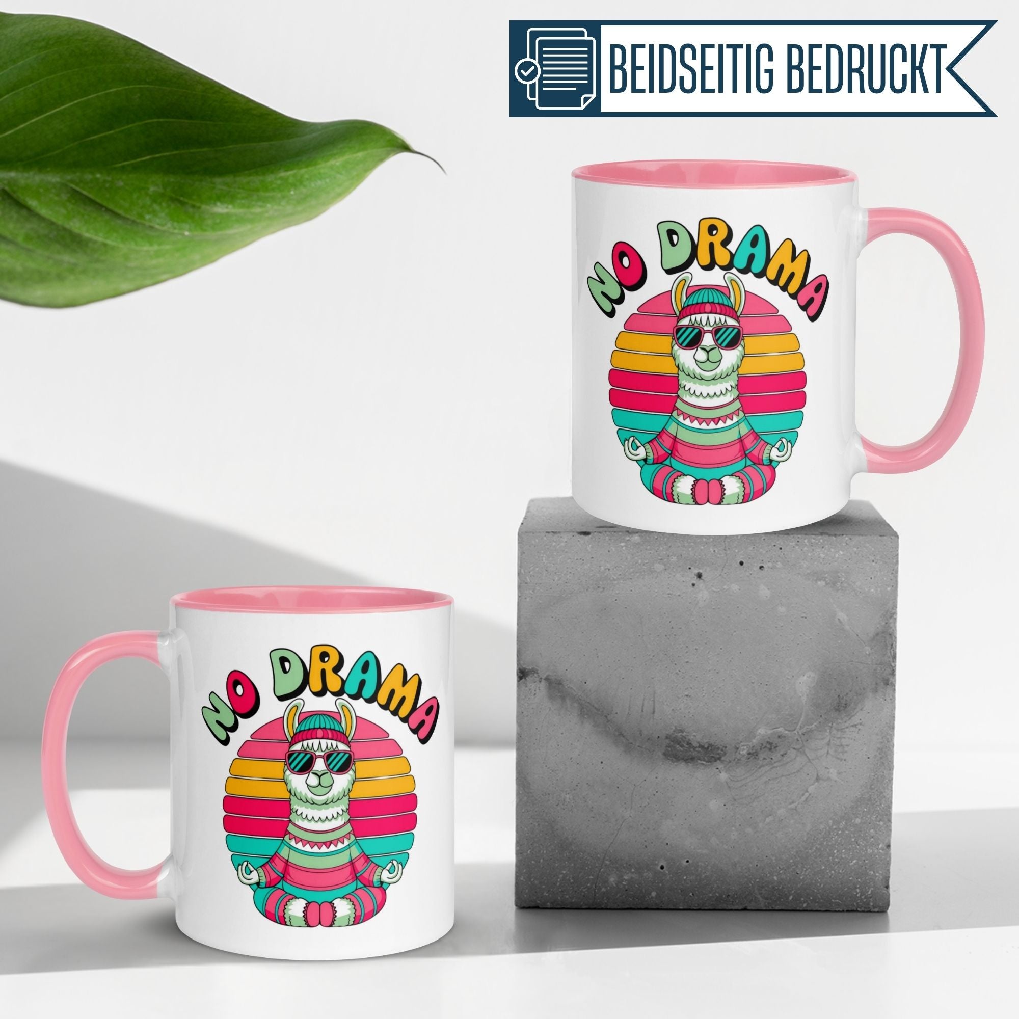Momentals® Tasse mit Lama-Motiv und dem Spruch "No Drama" auf buntem Hintergrund