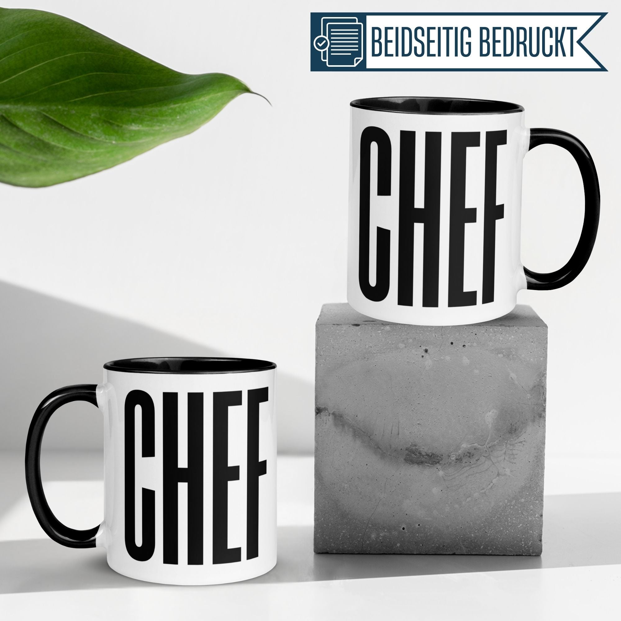 Momentals® Chef Tasse mit großem Schriftzug "CHEF" auf minimalistischer Betonunterlage.