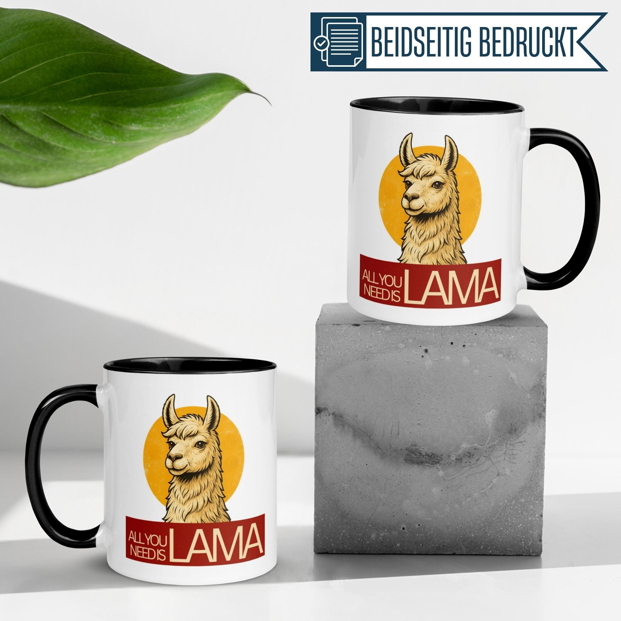 Momentals Lama Tasse mit Spruch „All you need is Lama“ auf stylischem Untergrund.
