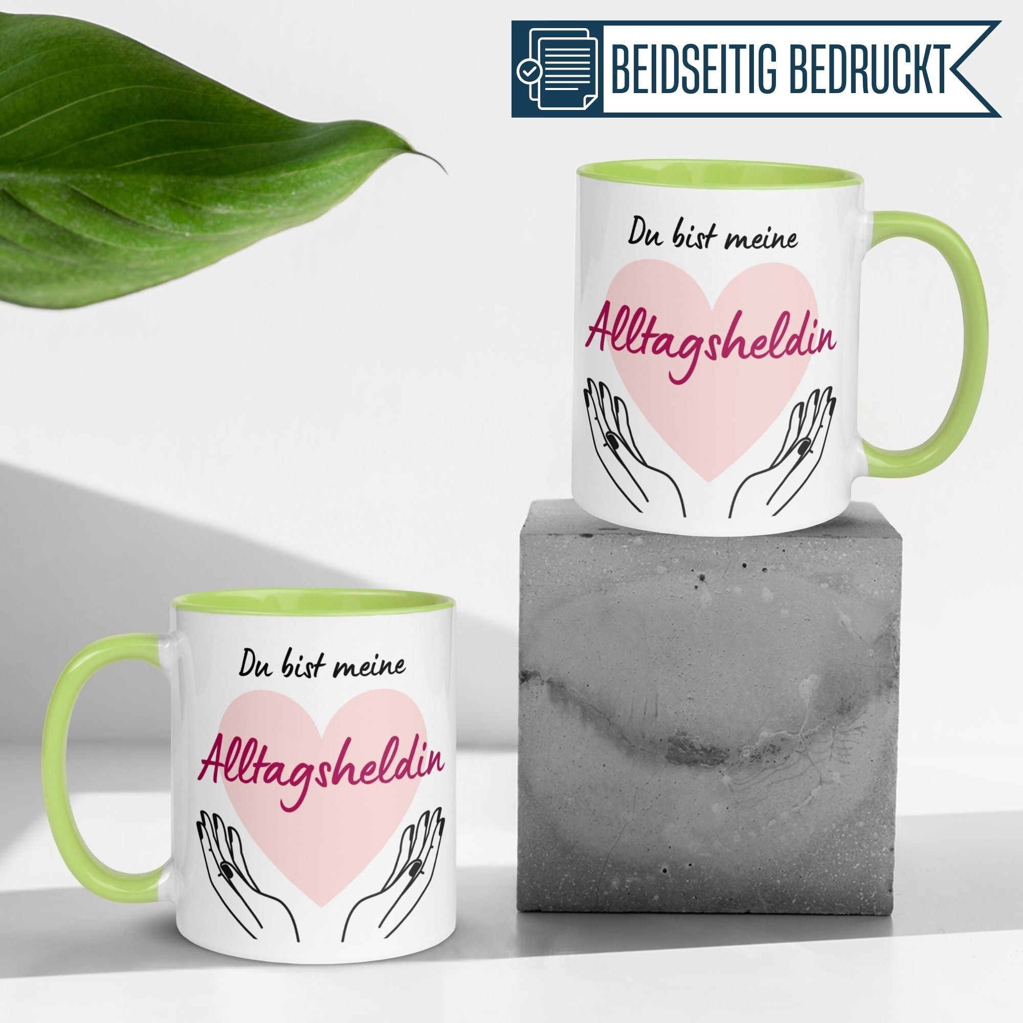 Momentals Tasse für die Kollegin mit Spruch 'Du bist meine Alltagsheldin' in fröhlichem Design mit Herz.