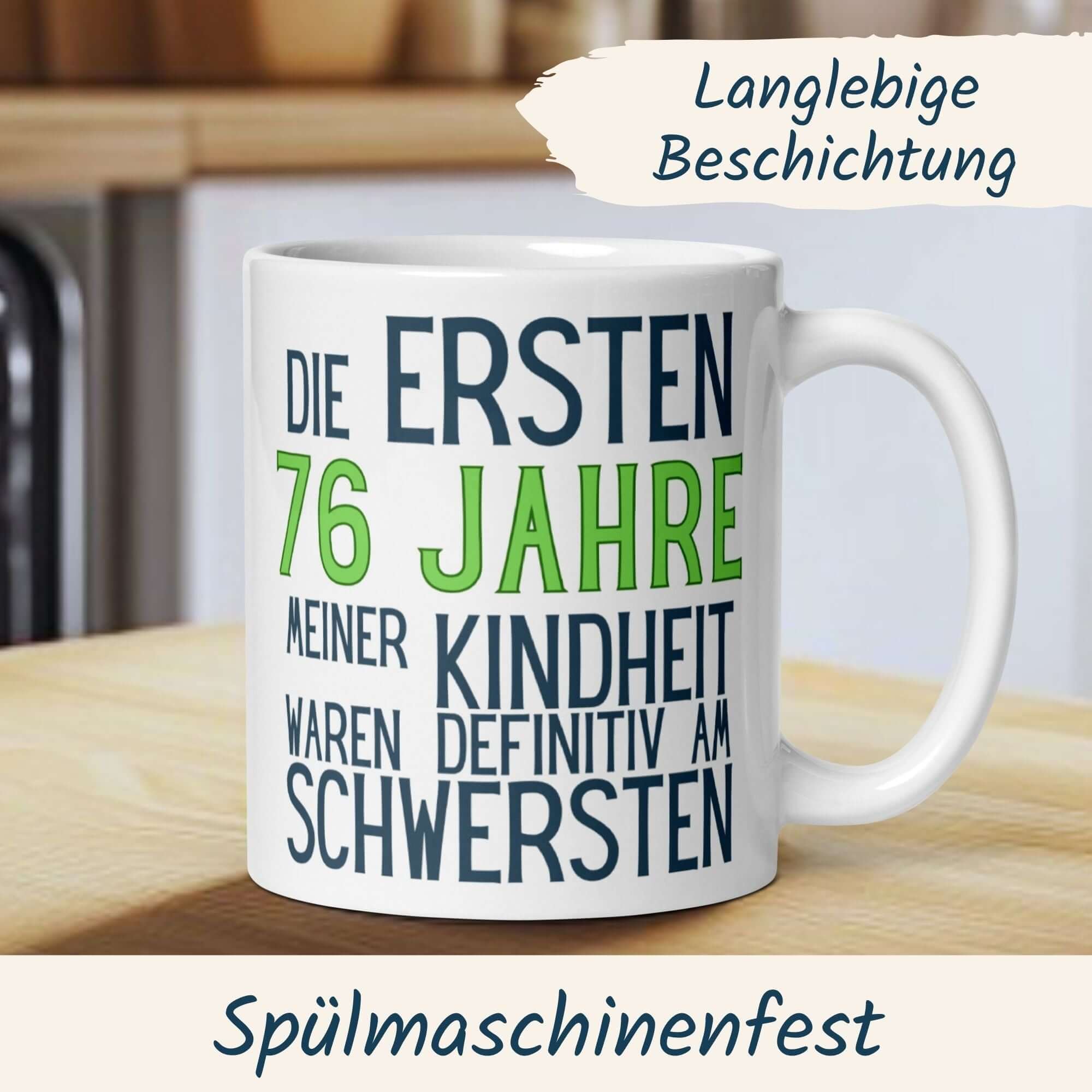 Humorvolle Tasse zum 76. Geburtstag mit Spruch über Kindheit und Selbstironie, modernes Design.