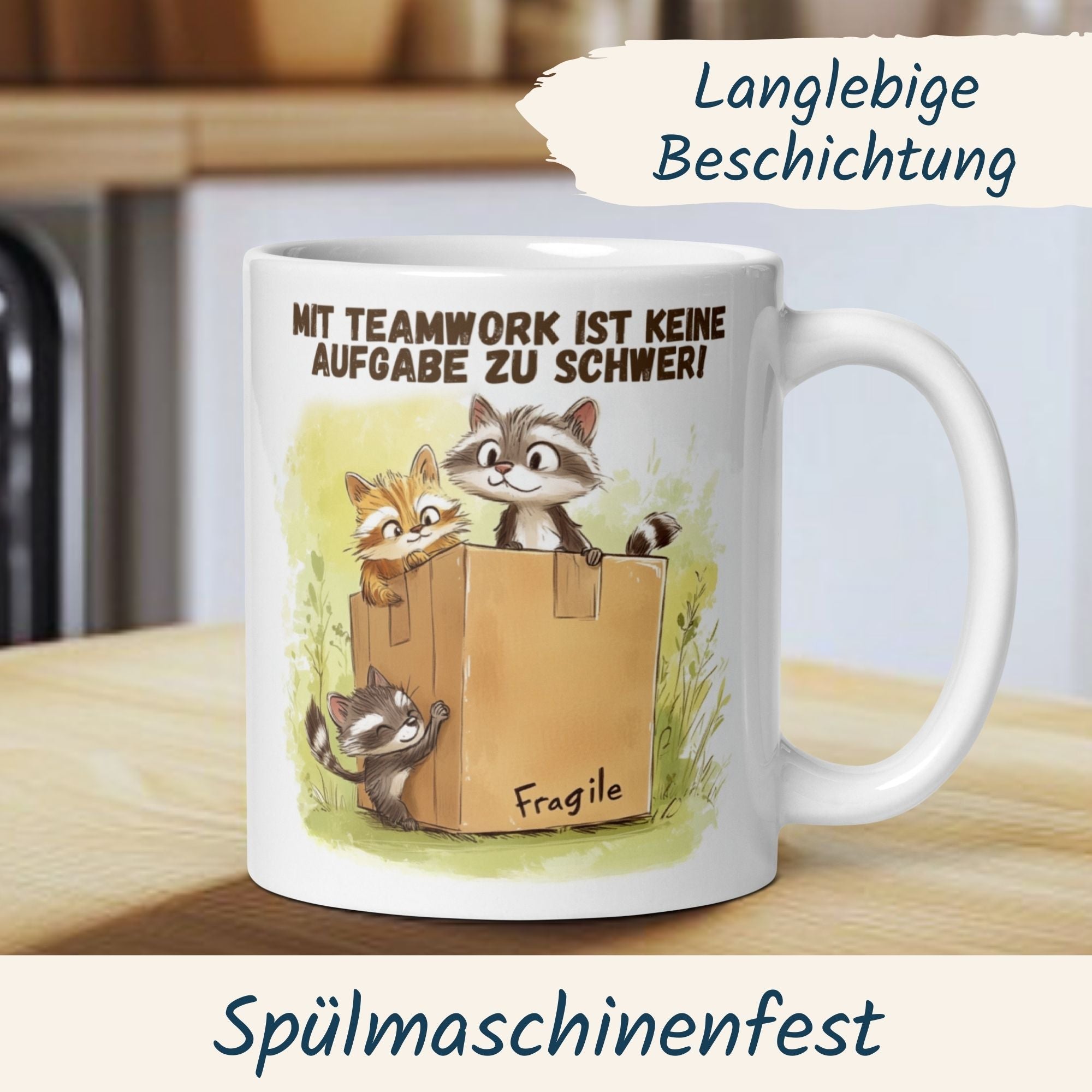 Kaffeetasse mit Waschbären und Spruch „Mit Teamwork ist keine Aufgabe zu schwer“ für Büro und Teamgeschenke.