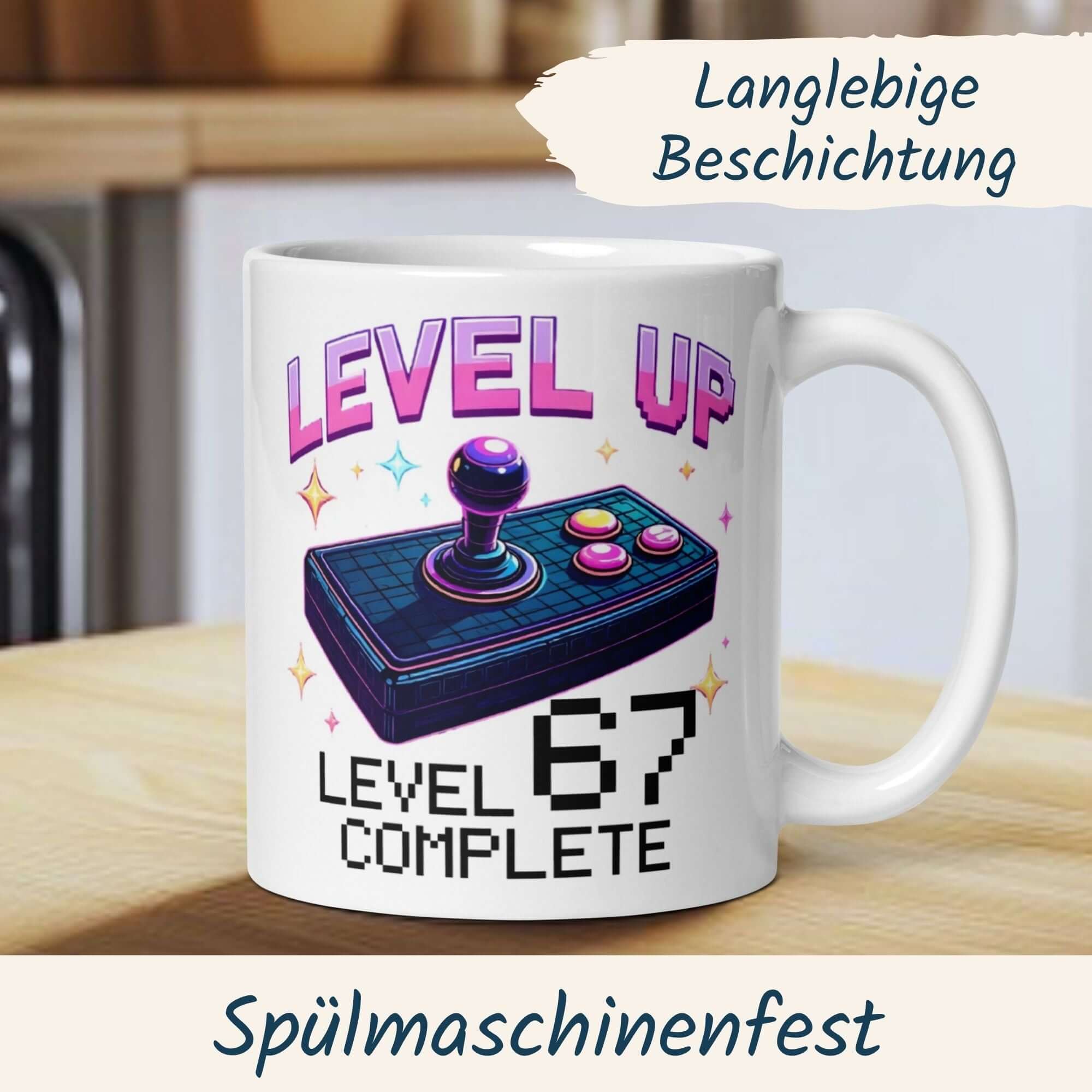 Tasse zum 67. Geburtstag mit Retro-Arcade-Design und Spruch "Level 67 Complete" für Gamer.