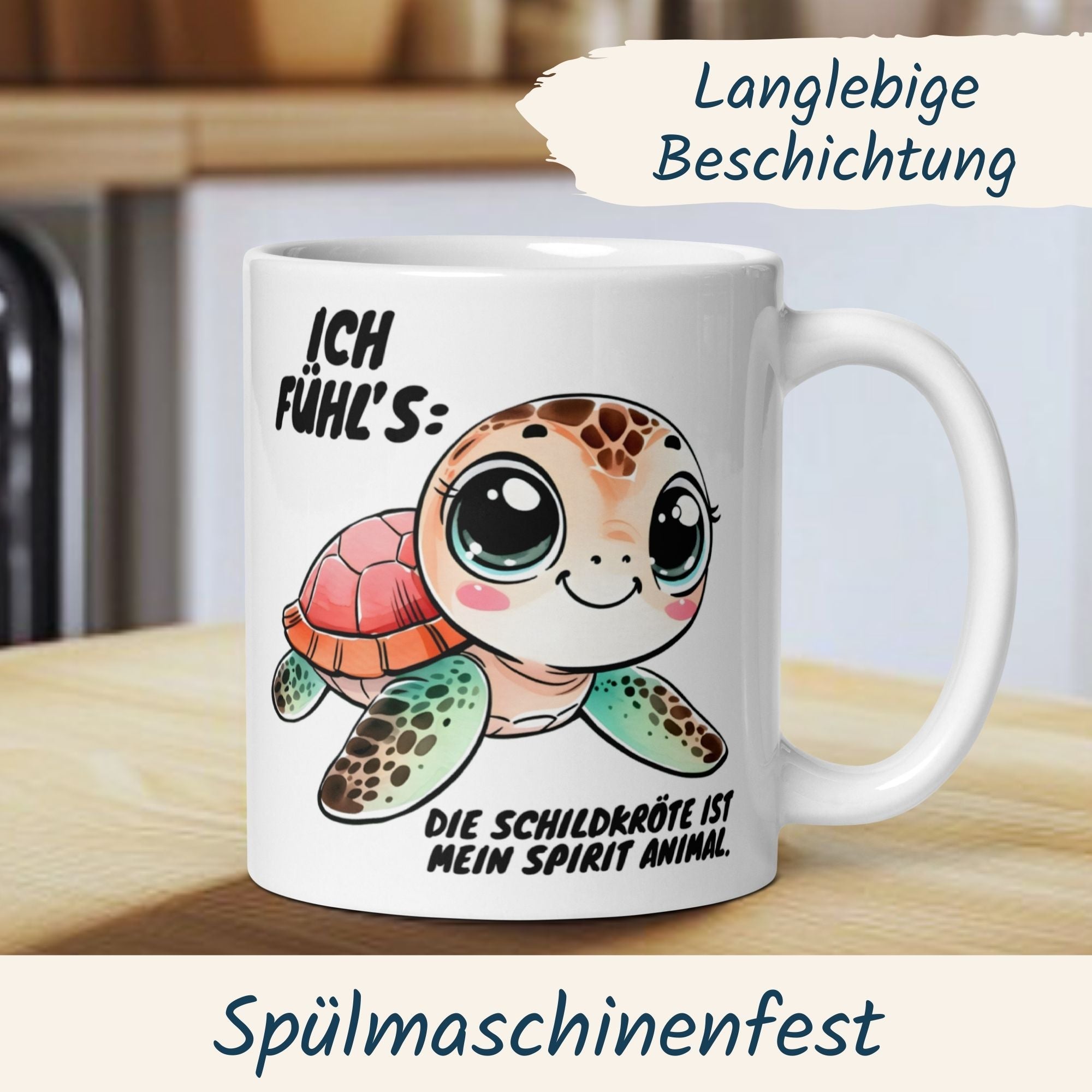 Momentals Tasse Schildkröte mit Spruch "Ich fühl's: Die Schildkröte ist mein Spirit Animal" im hellen Umfeld.