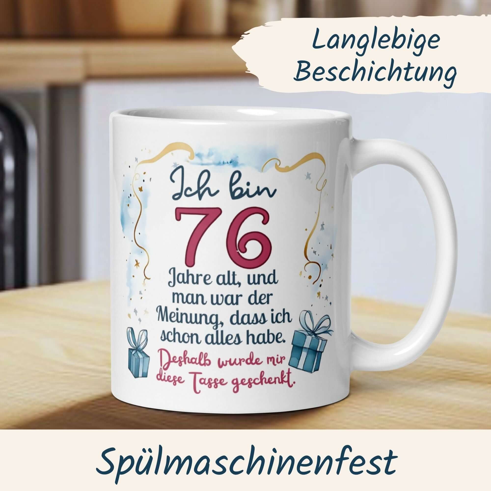 Humorvolle Tasse zum 76. Geburtstag mit Spruch, goldenen Luftschlangen und Geschenkboxen.