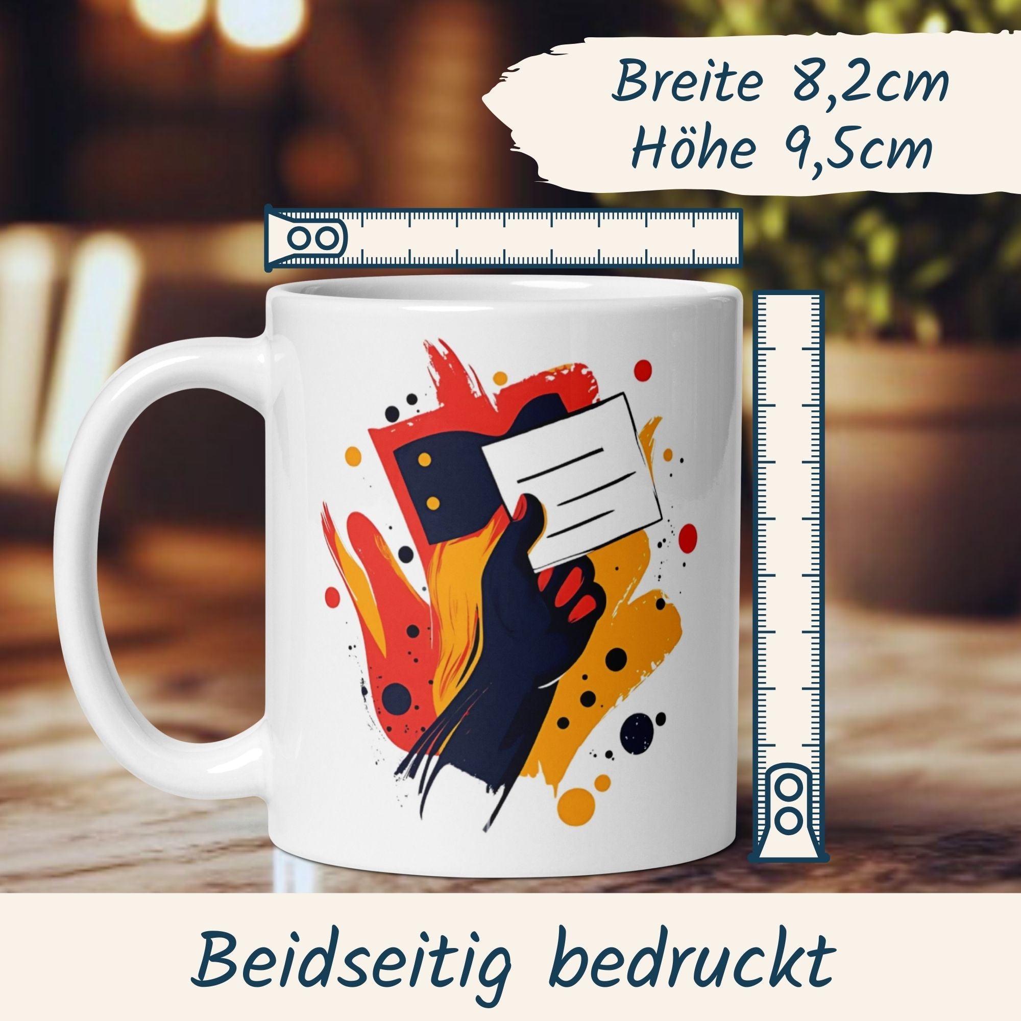 Momentals® Tasse mit Hand und Wahlzettel, beidseitig bedruckt, Maße 8,2cm x 9,5cm, politisches Motiv in Schwarz-Rot-Gold.