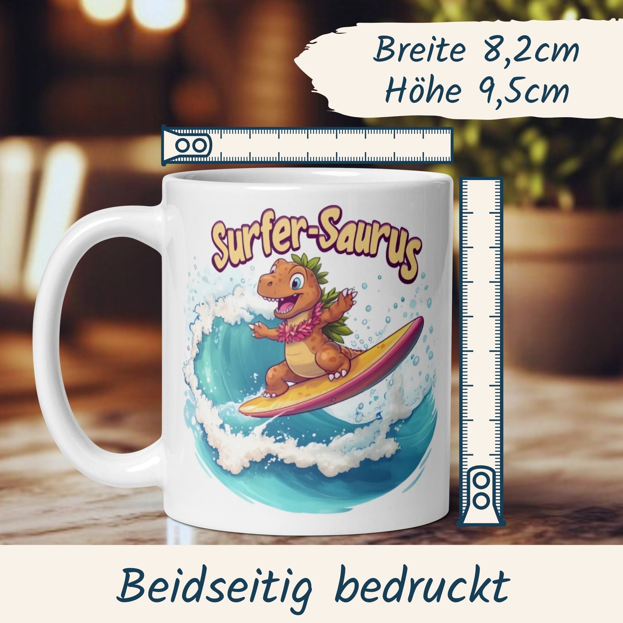 Bunte Surfer-Saurus Tasse mit einem Dino auf dem Surfbrett, ideal für Sommer und Kaffeepausen.