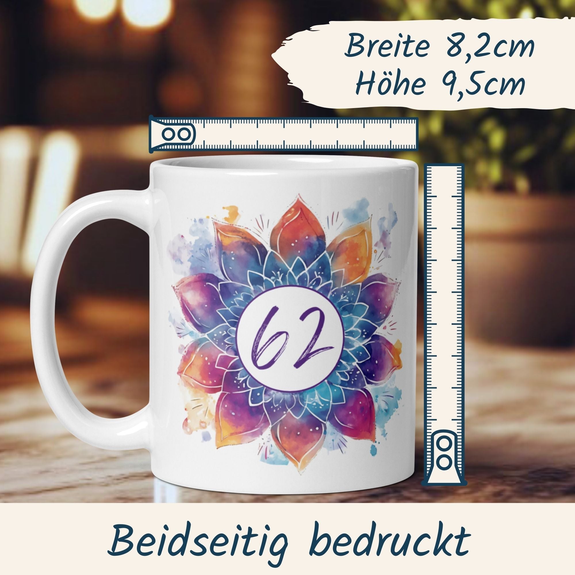 Bunte Tasse zum 62. Geburtstag mit Mandala-Motiv, Maße 8,2 cm breit und 9,5 cm hoch, beidseitig bedruckt.
