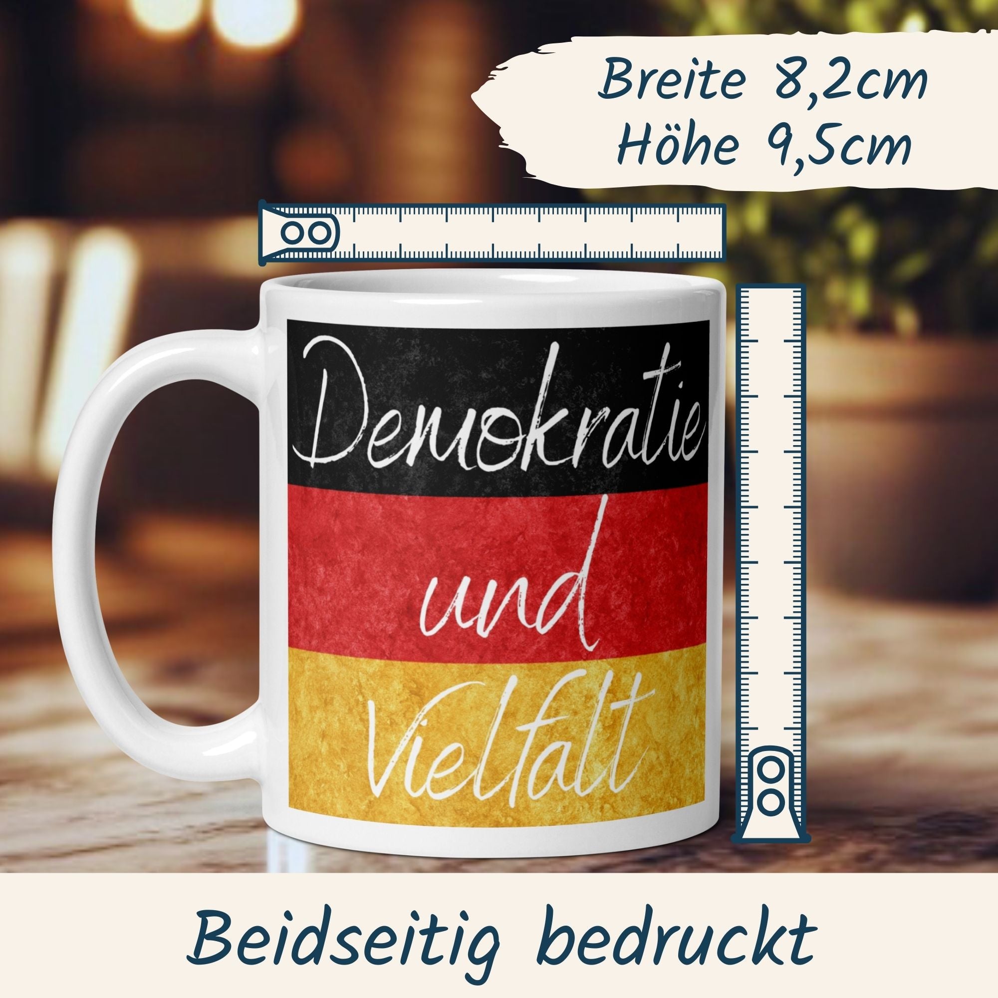 Momentals® Tasse mit dem Spruch 'Demokratie und Vielfalt' im Deutschland-Design, perfekt für jeden Anlass.