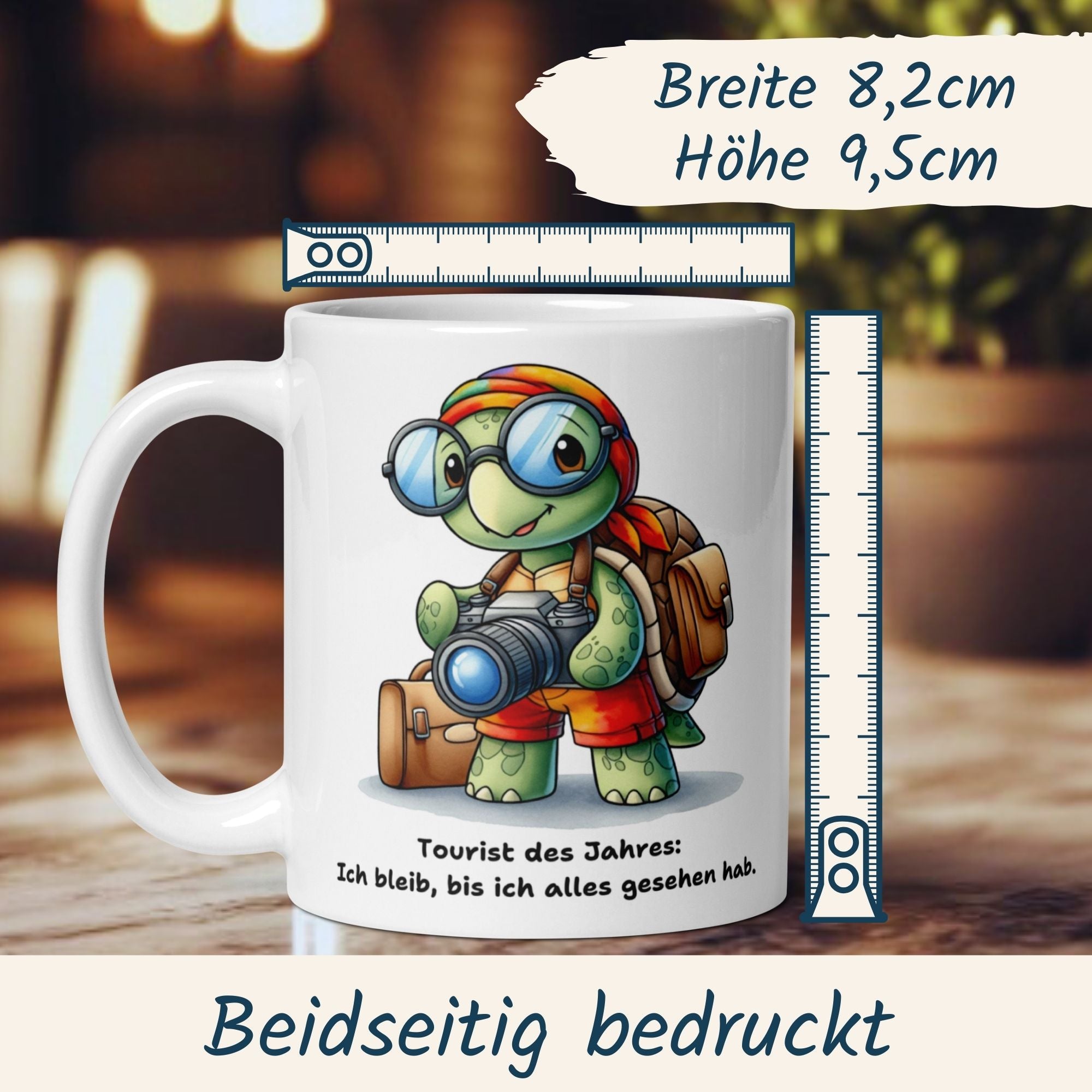 Momentals Tasse Schildkröte mit Spruch "Tourist des Jahres" für Reisefans, farbenfroh und humorvoll.