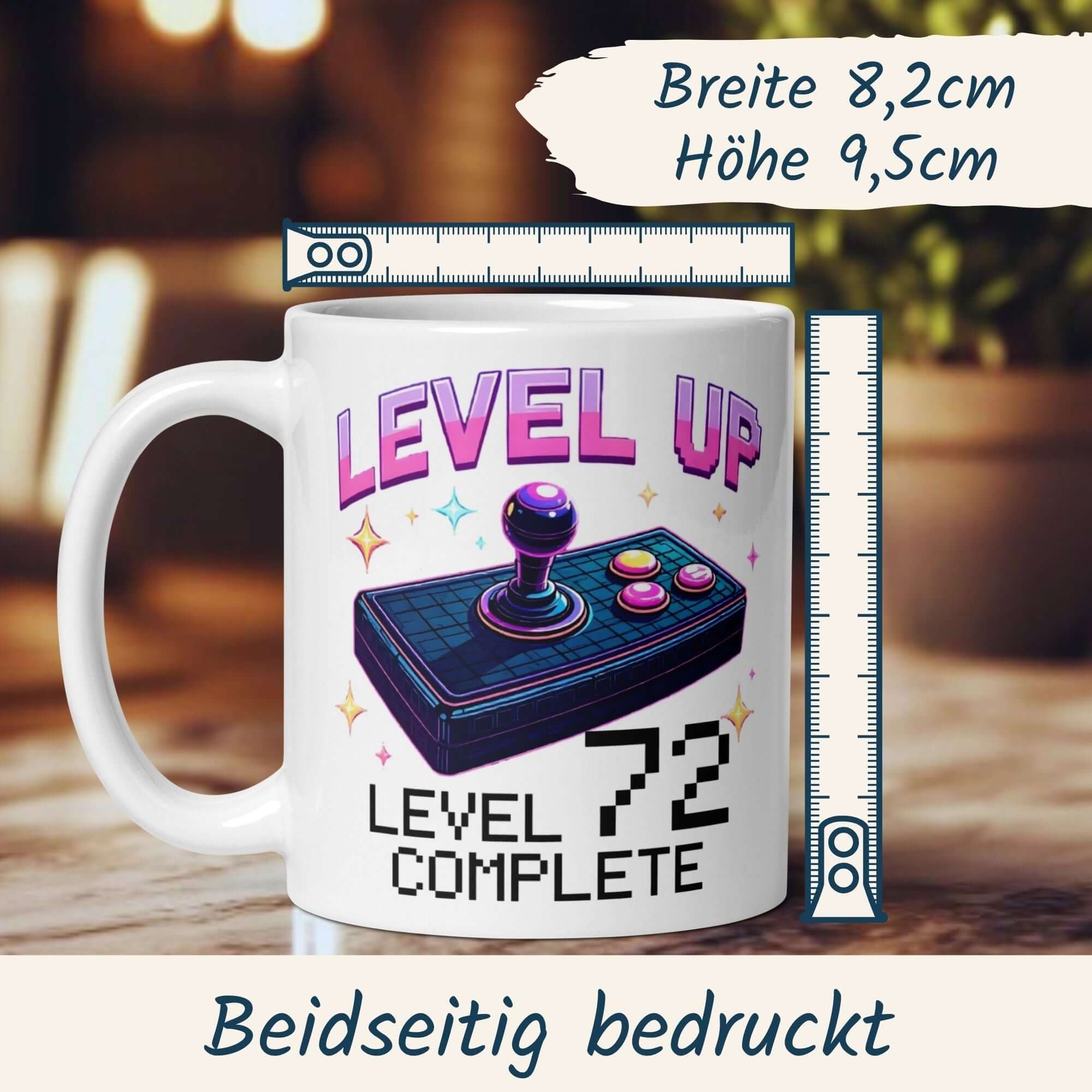 Momentals Tasse zum 72. Geburtstag mit Retro-Arcade-Design und Joystick-Motiv, perfekt für Gamer.