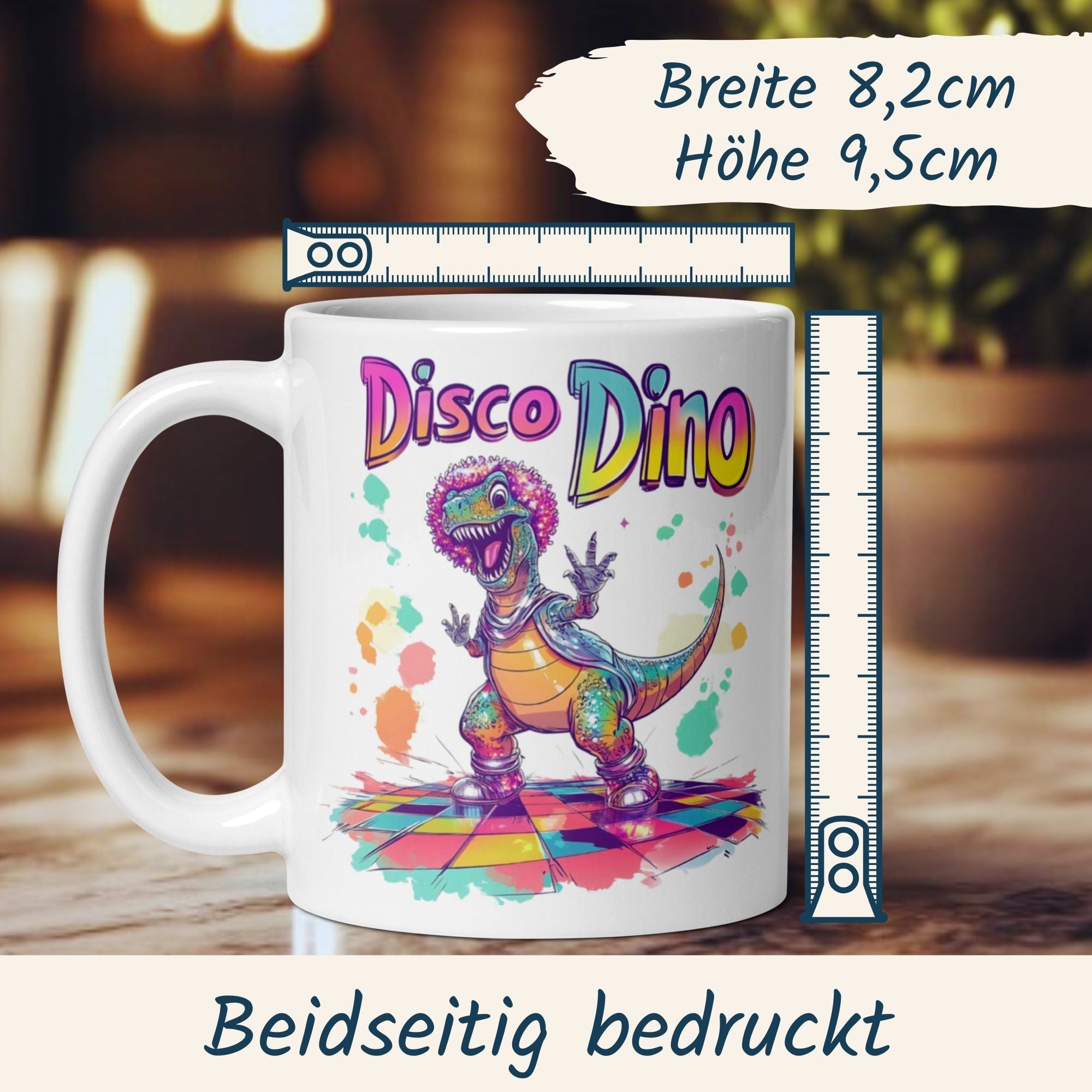 Bunte Disco Dino Tasse mit tanzendem Dinosaurier im glitzernden Outfit auf einer Tanzfläche.