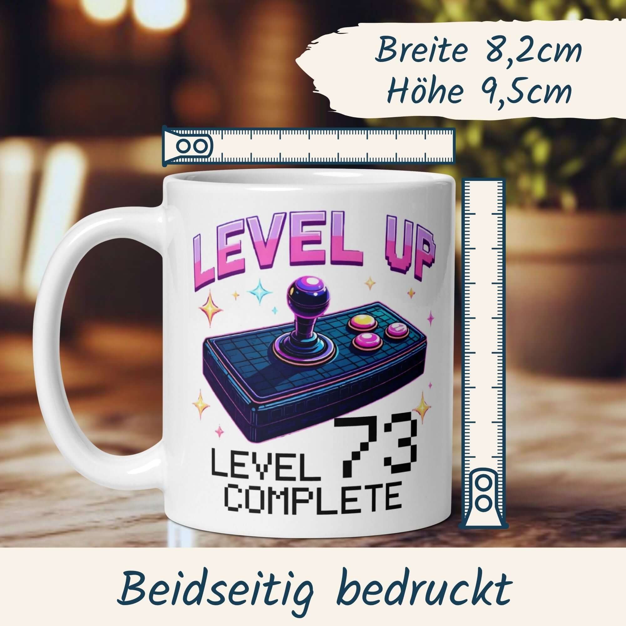 Momentals® Tasse für Gamer, 73. Geburtstag, mit Joystick-Design und Spruch 'Level 73 Complete'.