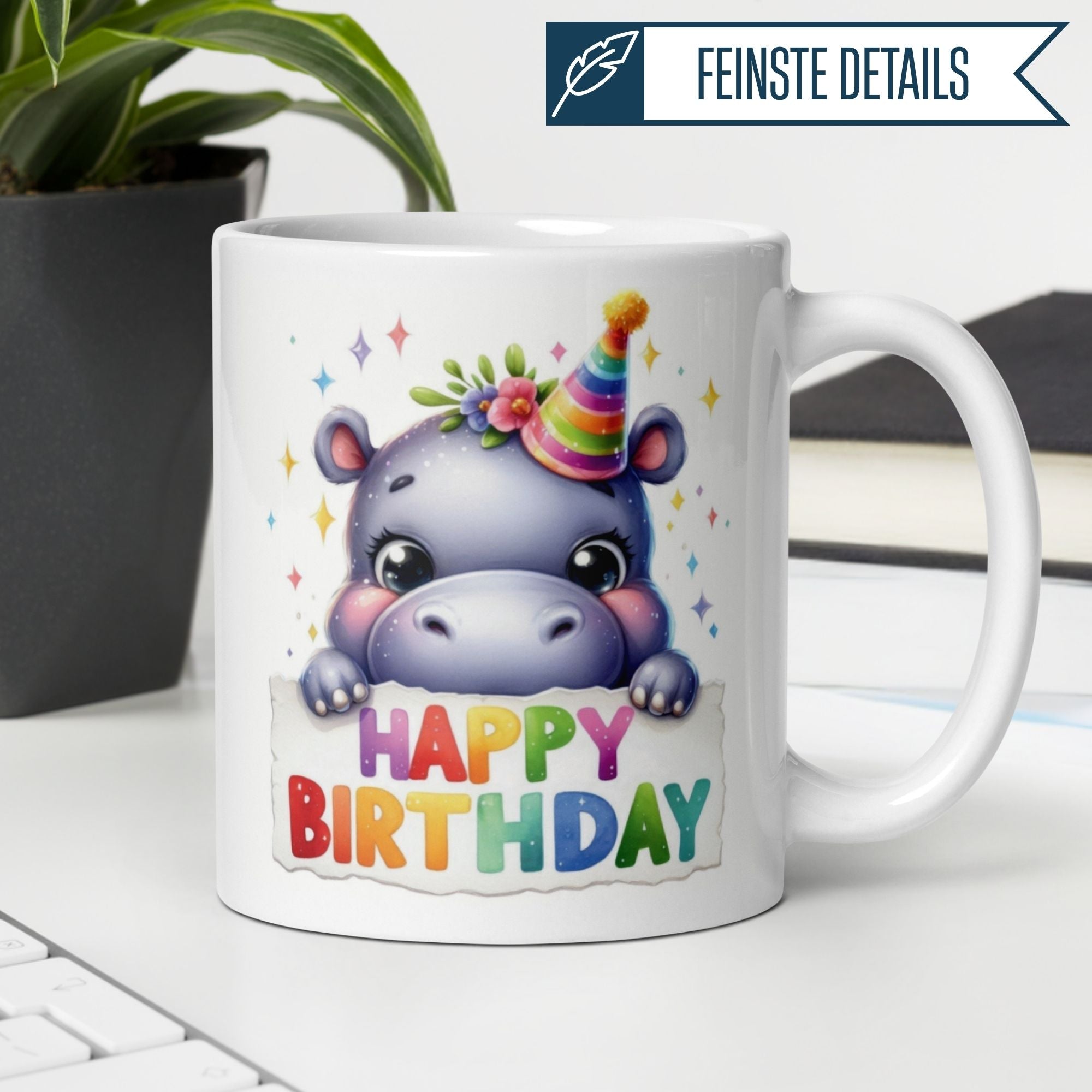 Niedliche Nilpferd-Tasse mit Partyhut und buntem "Happy Birthday"-Aufdruck.