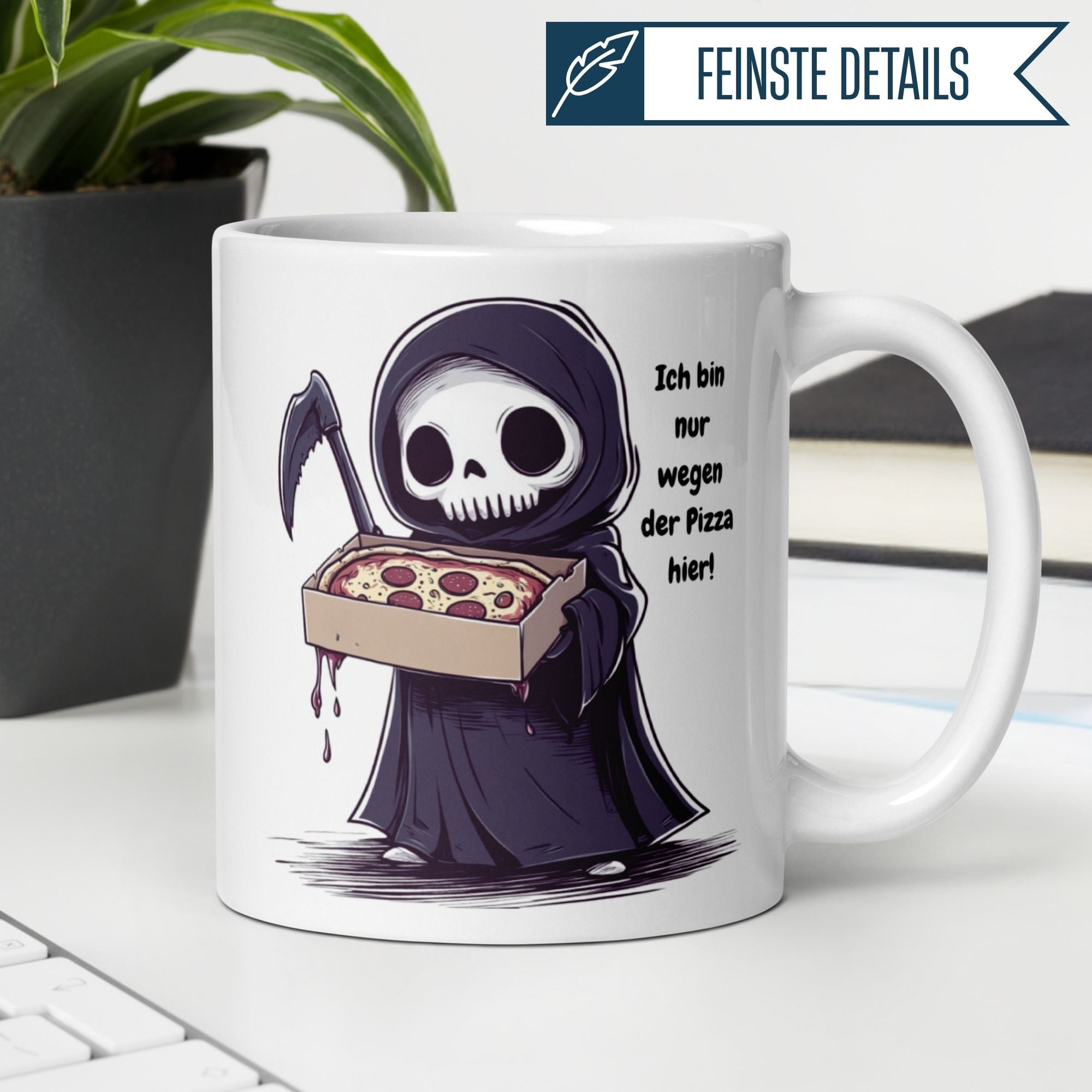 Momentals® Tasse mit Sensenmann und Spruch "Ich bin nur wegen der Pizza hier!" für Bürohumor.