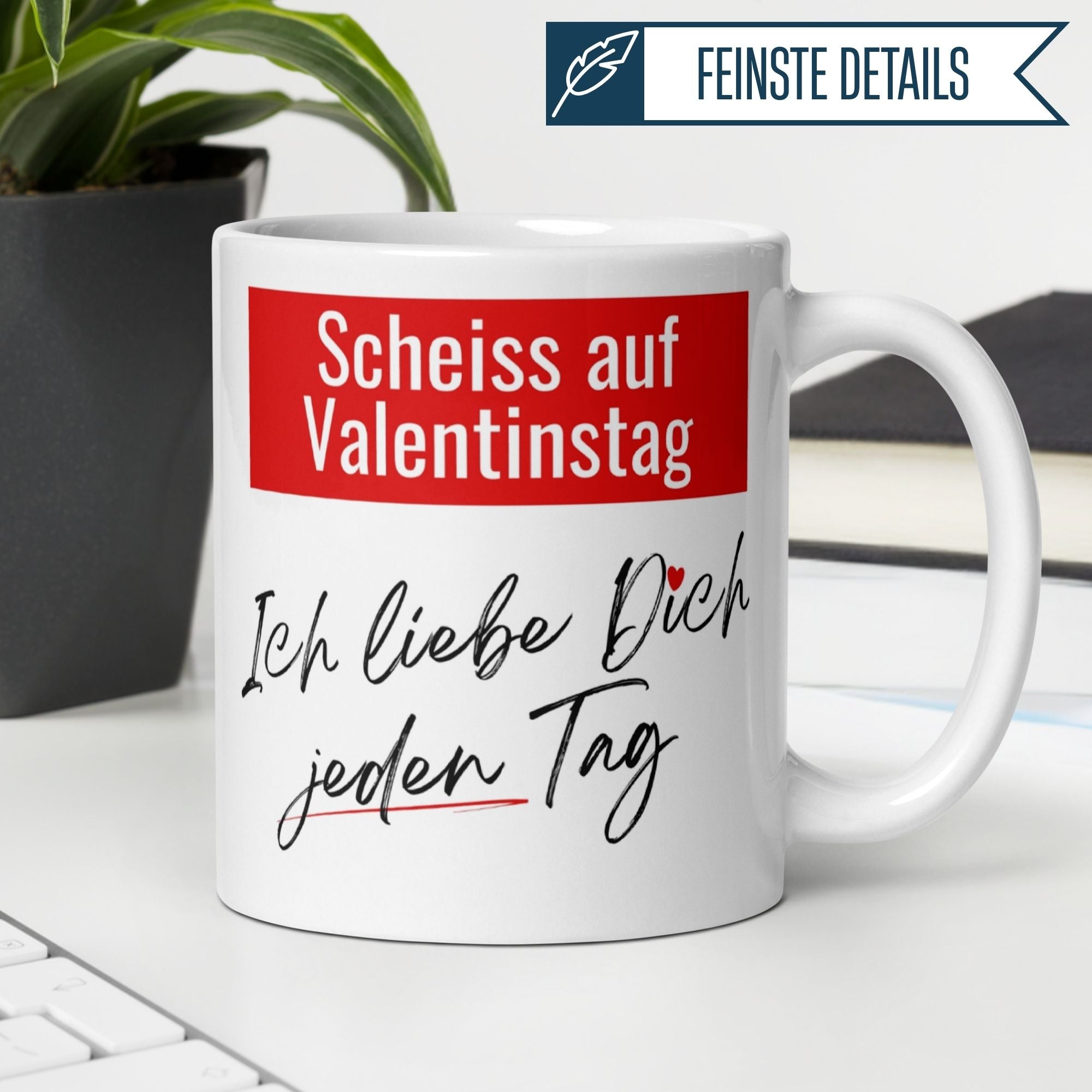 Momentals® Tasse mit Spruch 'Scheiss auf Valentinstag' und 'Ich liebe Dich – jeden Tag!' für täglichen Ausdruck von Zuneigung.