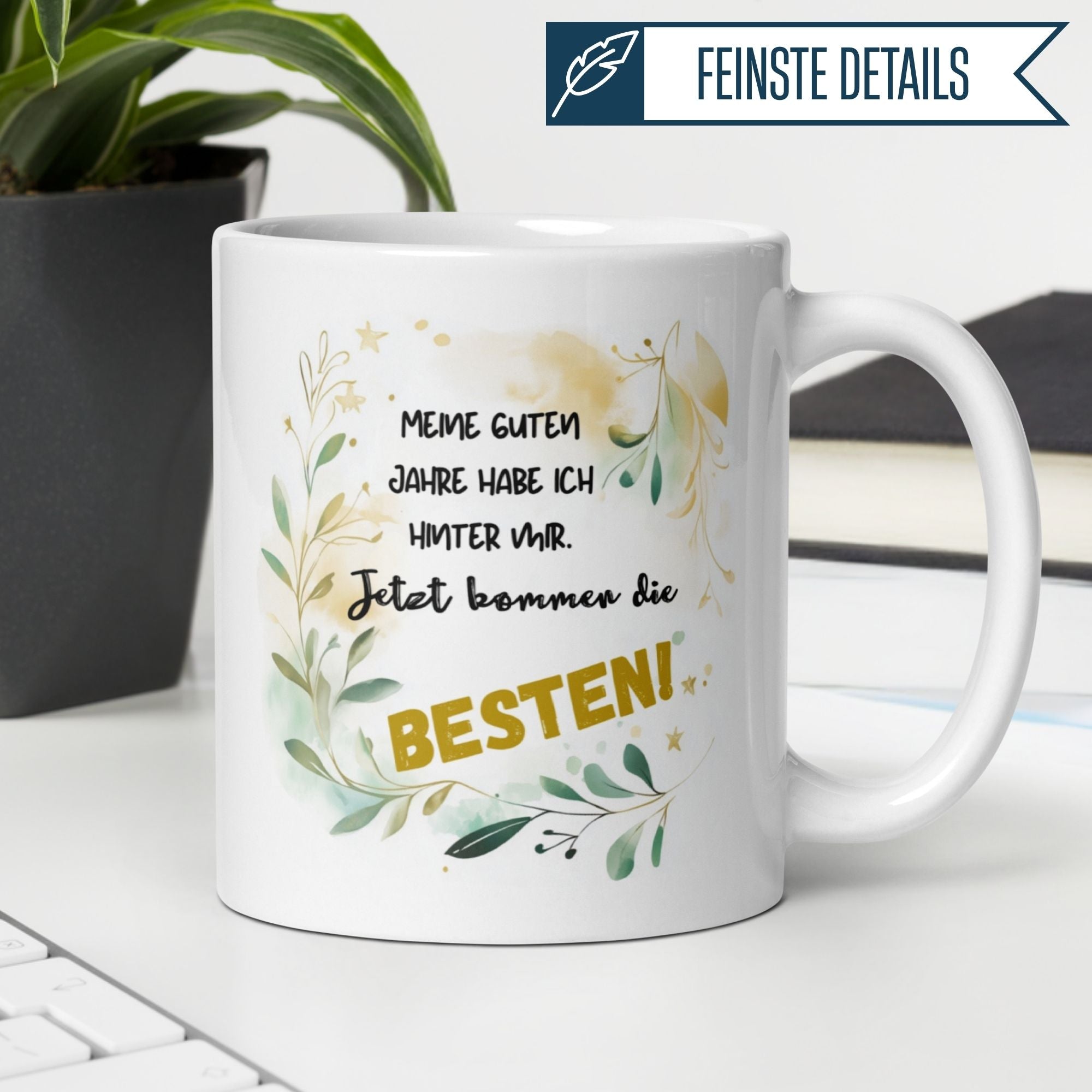 Grüner und goldener Aquarell Kaffeebecher mit motivierendem Spruch für Geburtstagsfeiern.