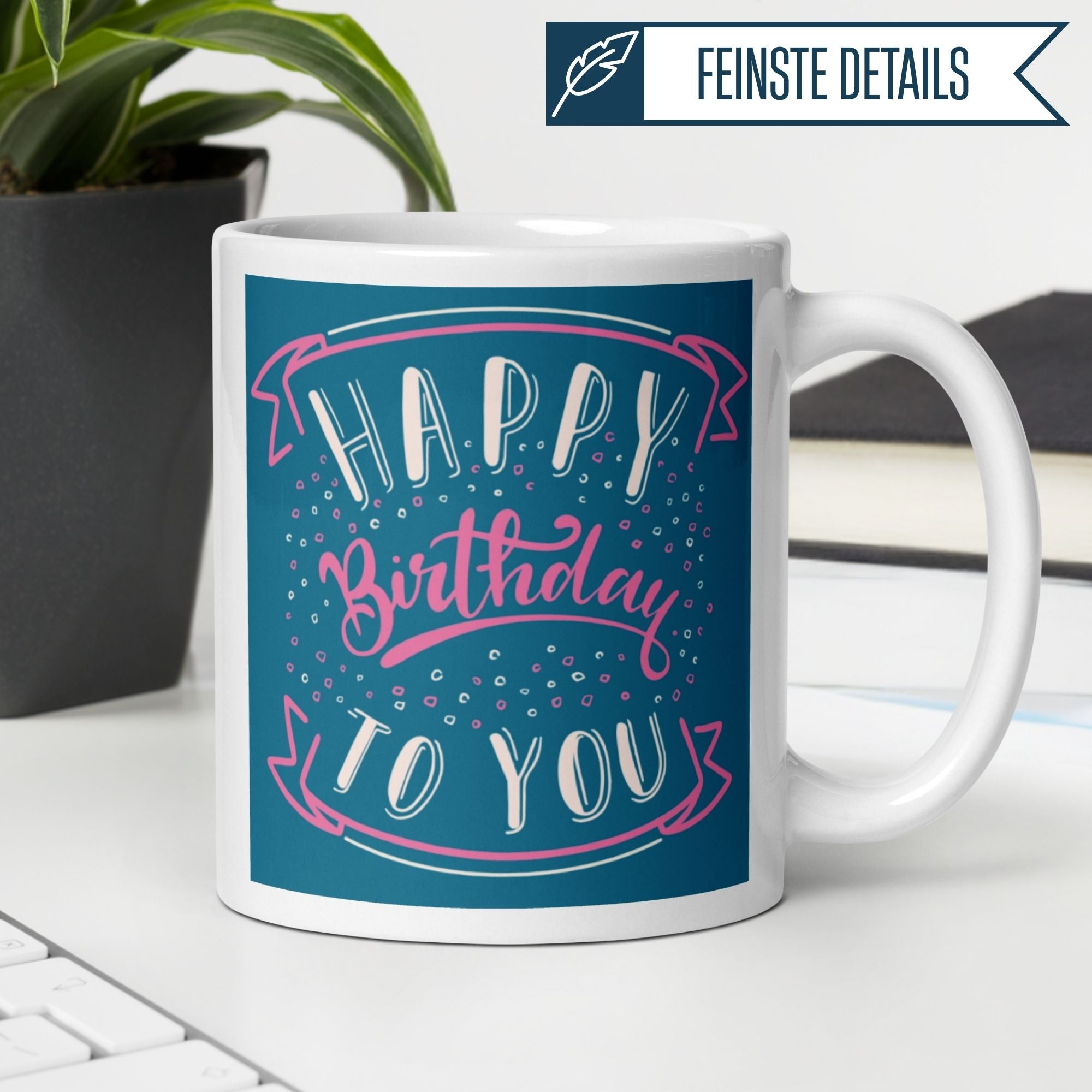 Momentals Tasse mit Schriftzug "Happy Birthday to You" auf dunkelblauem Hintergrund, perfektes Geschenk.