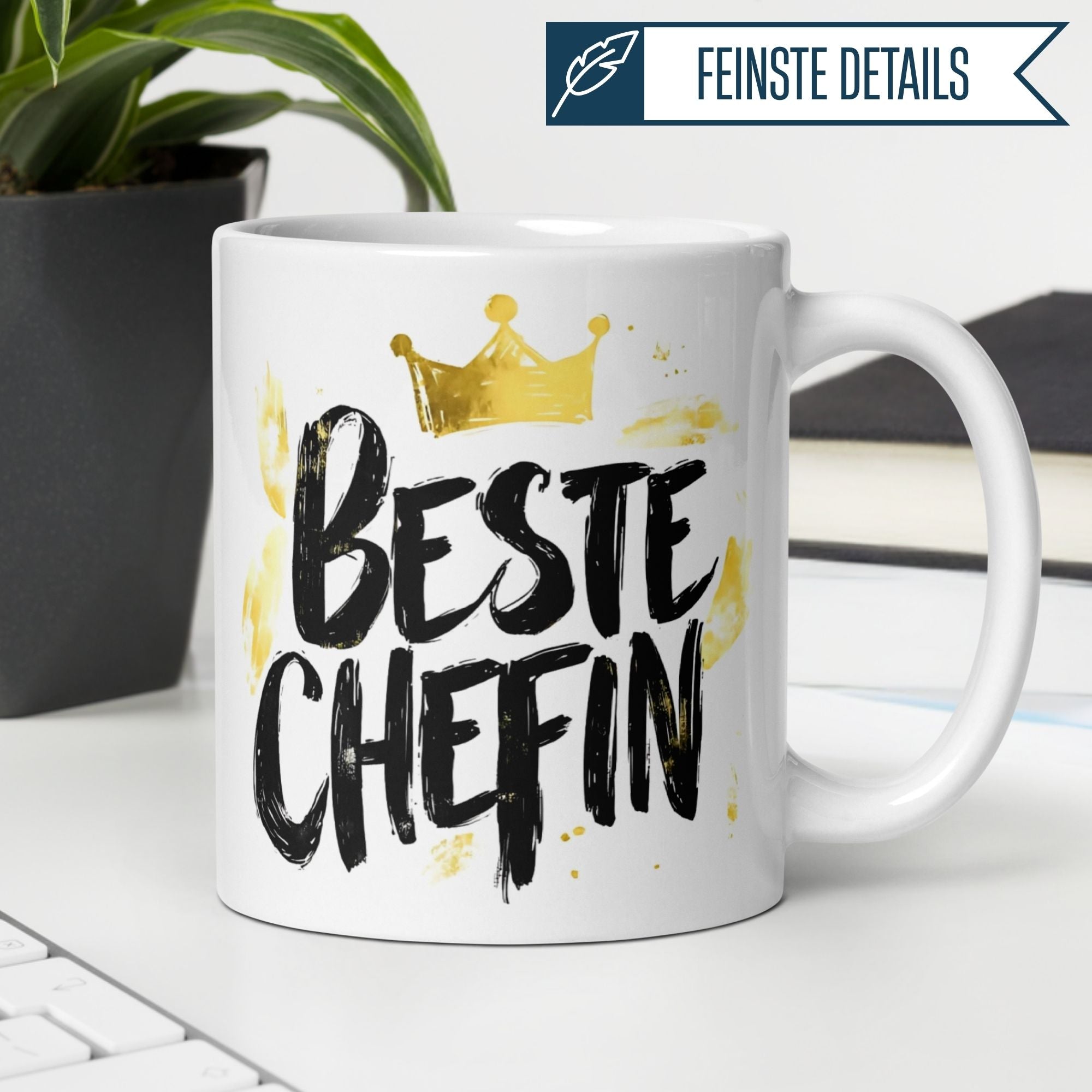 Momentals Tasse 'Beste Chefin' mit goldener Krone, ideal als Geschenk für eine geschätzte Chefin.
