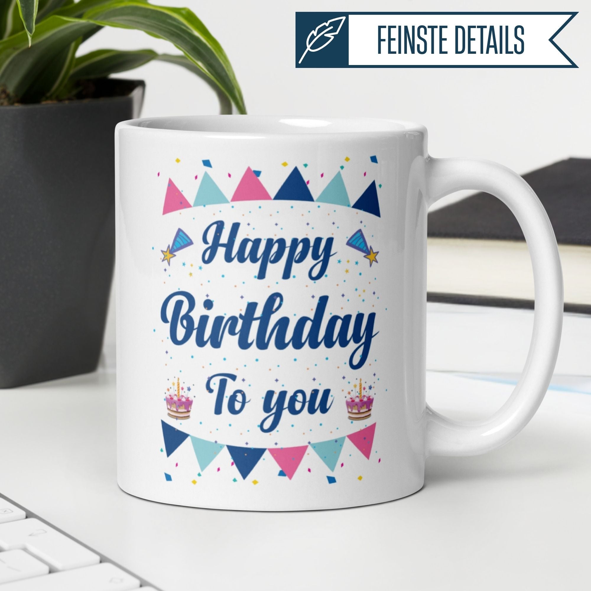 Tasse mit Aufschrift 'Happy Birthday To You', dekoriert mit Wimpeln und bunten Farben für Geburtstagsfeiern.