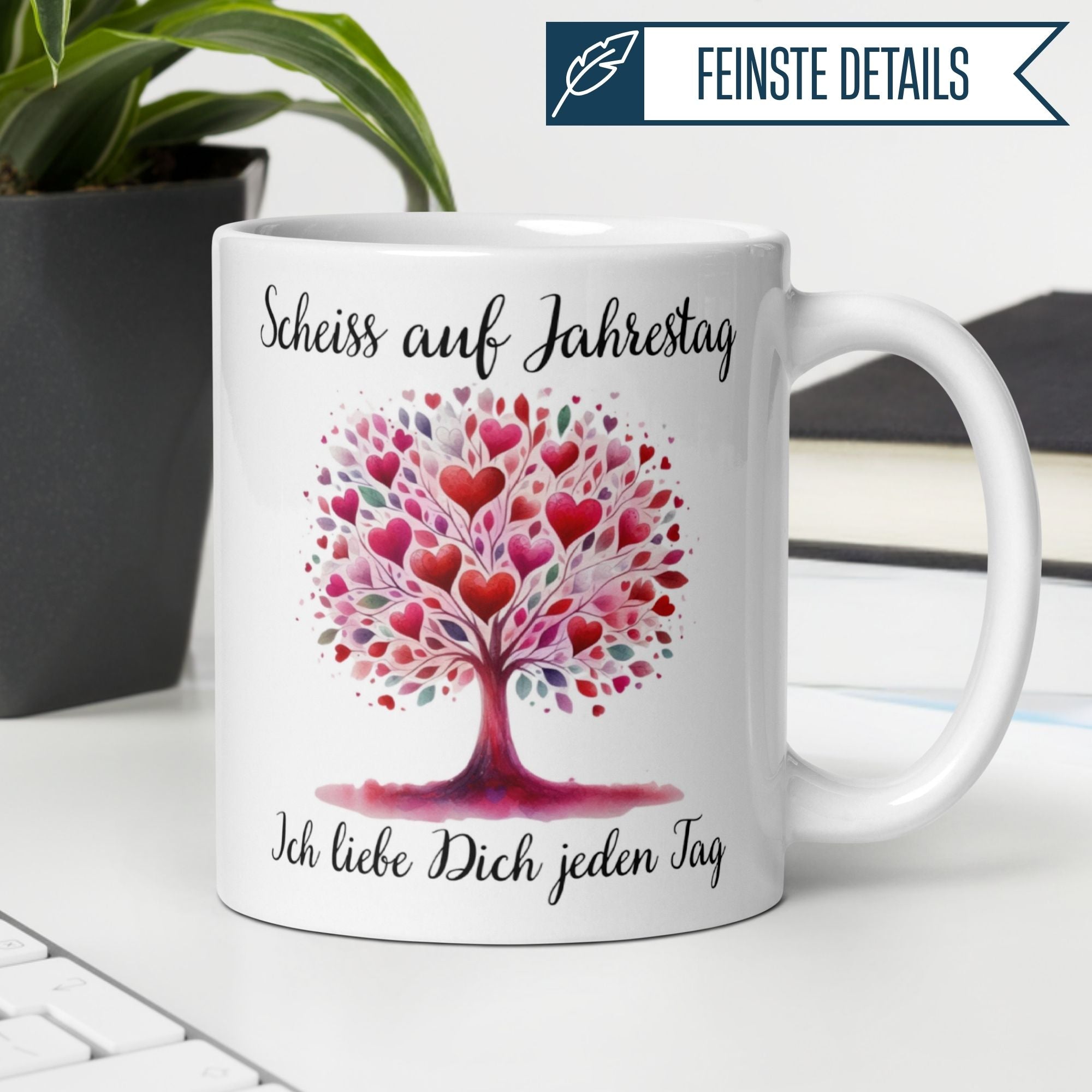 Momentals Tasse mit buntem Herzbaum und Spruch 'Scheiss auf Jahrestag' und 'Ich liebe Dich jeden Tag'