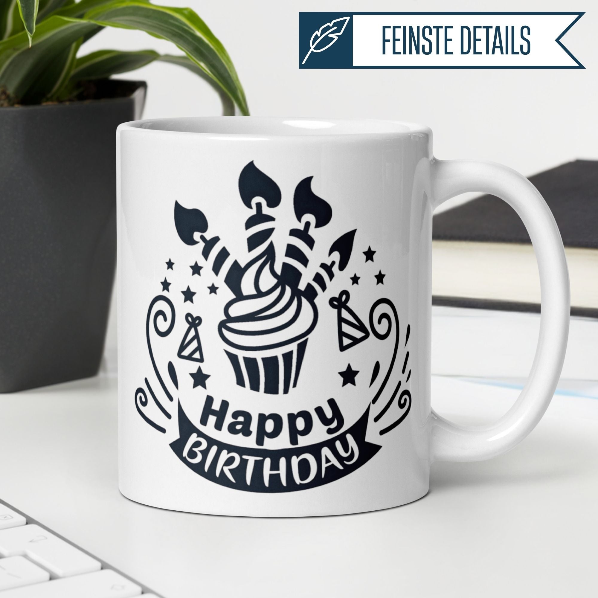 Momentals® Geburtstagstasse mit monochromem Design, Cupcake und Kerzen, ideal für Geburtstagsfeiern.