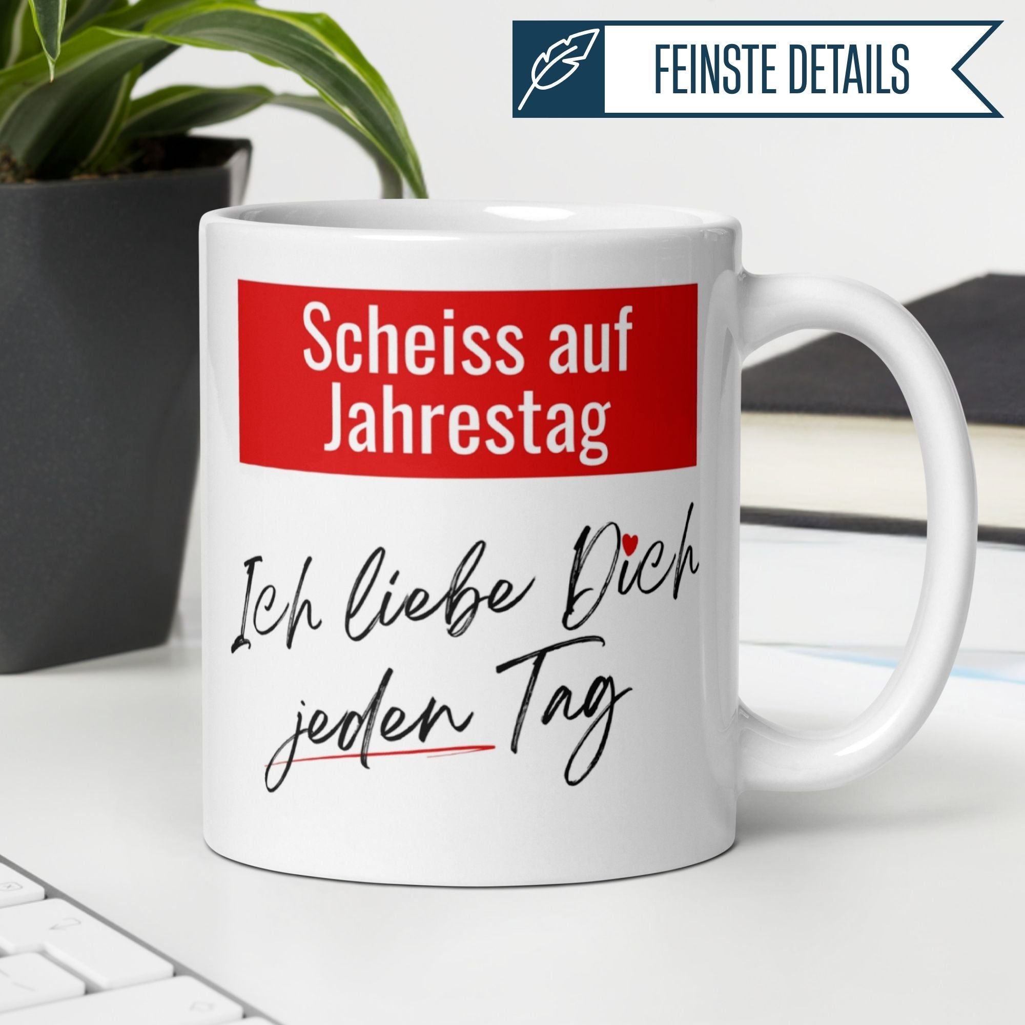 Momentals® Tasse mit der Aufschrift "Scheiss auf Jahrestag - Ich liebe dich jeden Tag" für tägliche Zuneigung.