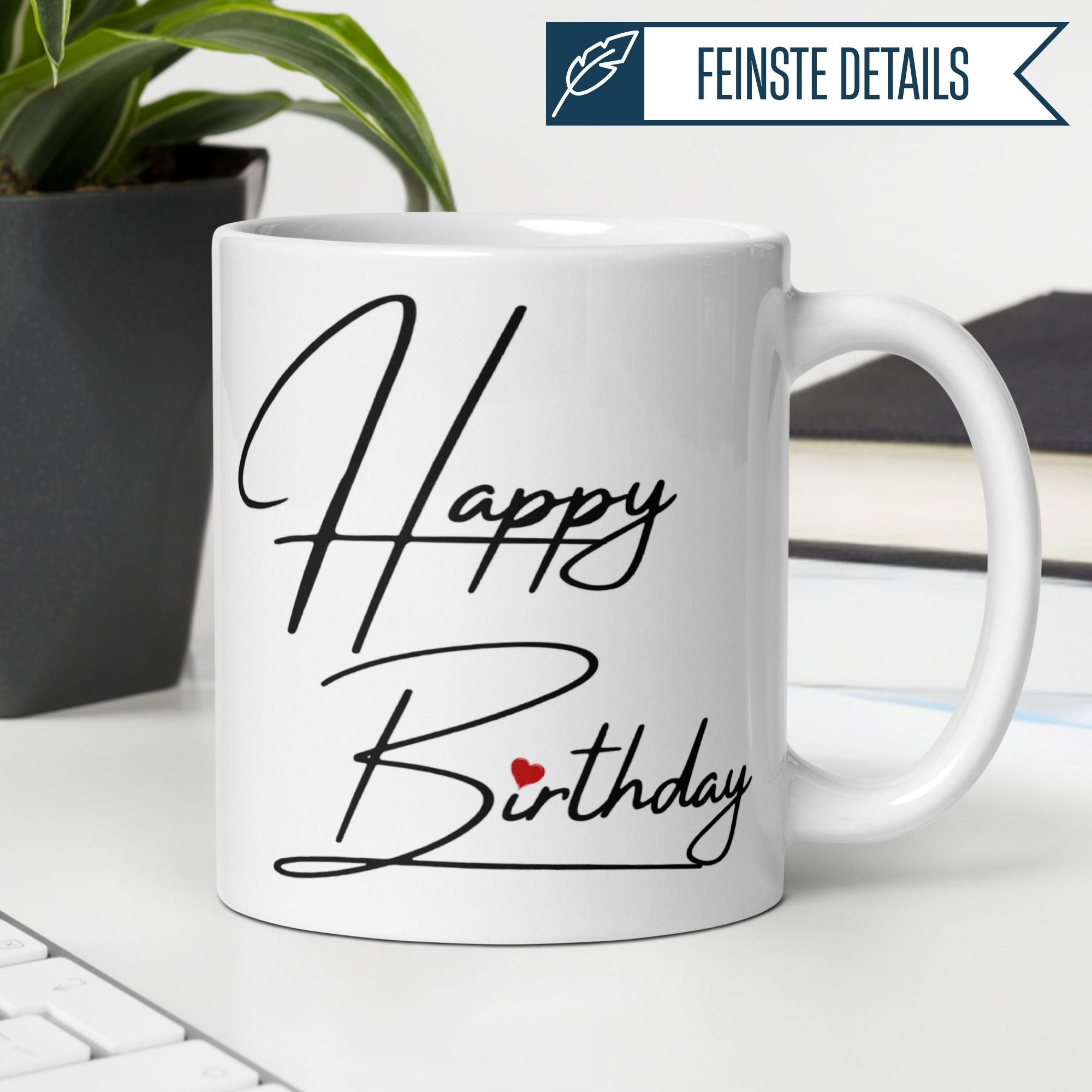Elegante Tasse mit 'Happy Birthday'-Schriftzug und rotem Herz, ideal für stilvolle Geschenke.
