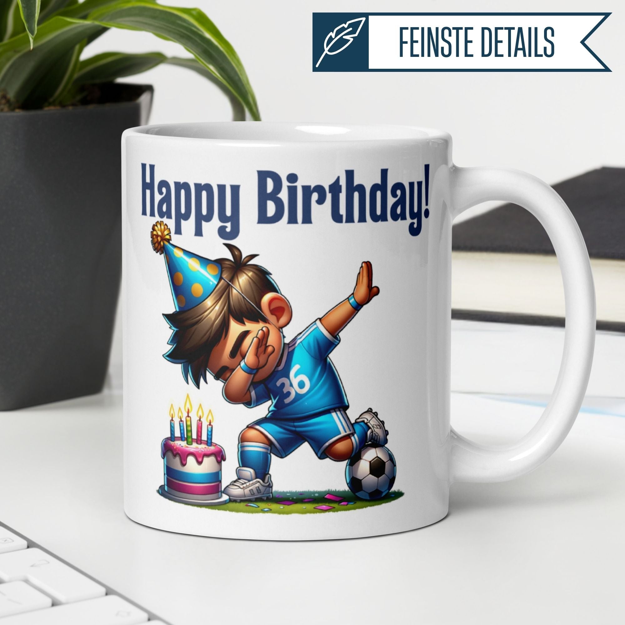 Geburtstagstasse mit Fußballer im Dabbing-Jubel und Kuchengrafik, perfektes Geschenk für kleine Kicker.