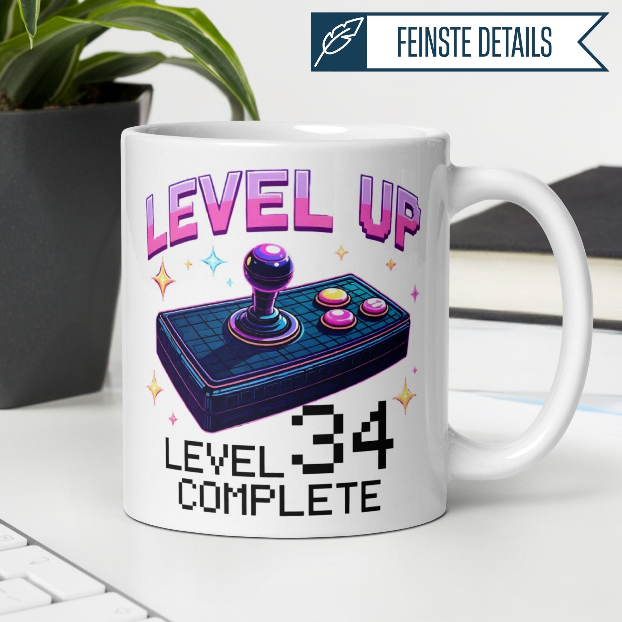 Bunte Gamer-Tasse mit Joystick-Illustration und Text "Level UP - Level 34 Complete".