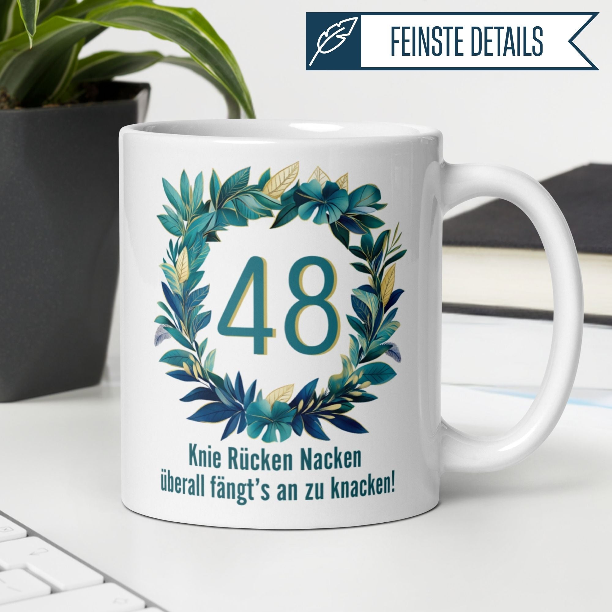 Momentals® Tasse zum 48. Geburtstag mit Spruch über Knie, Rücken und Nacken, umgeben von einem Blätterkranz.