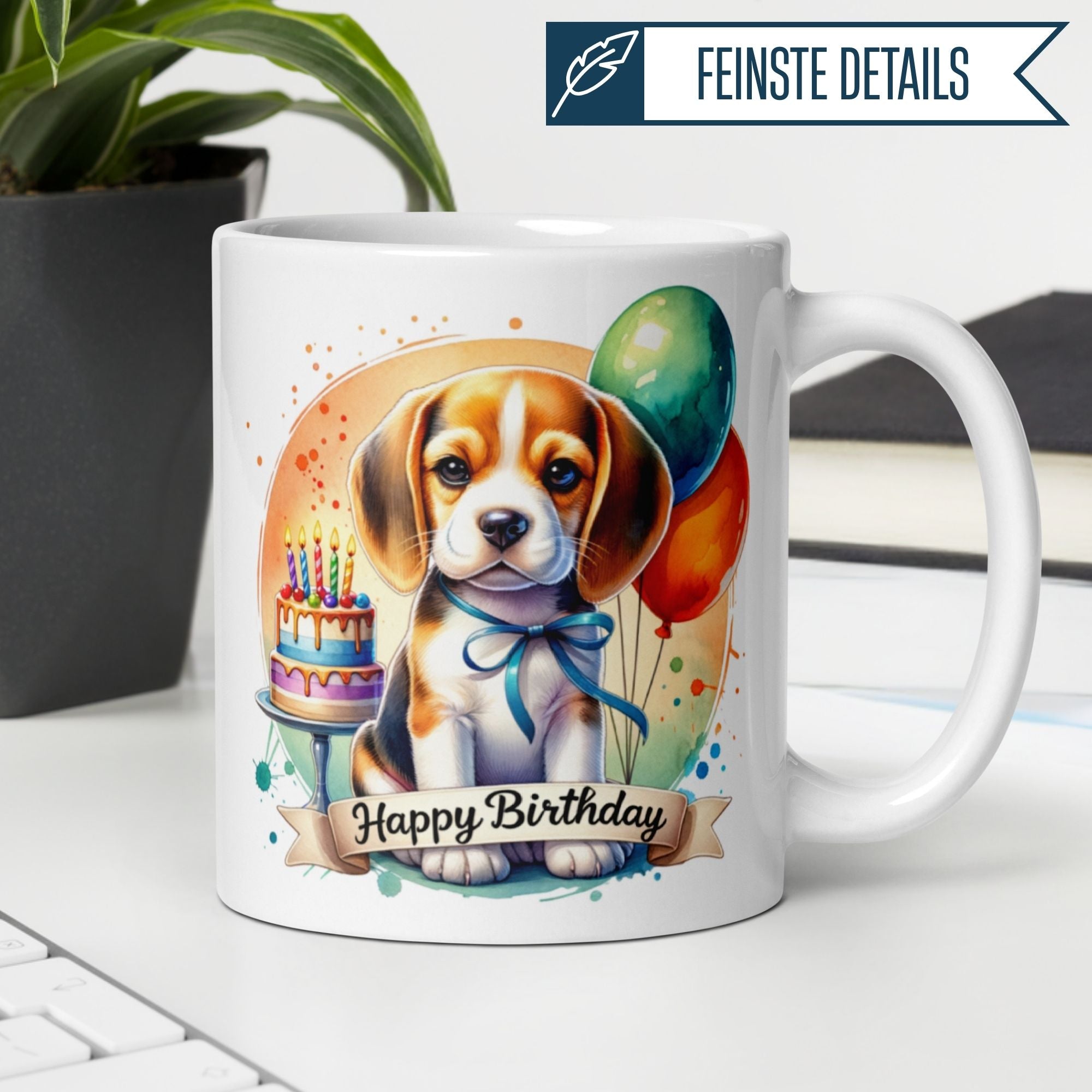 Farbige Tasse mit Beagle, Geburtstagskuchen und bunten Ballons, ideal für Geburtstagsgeschenke.