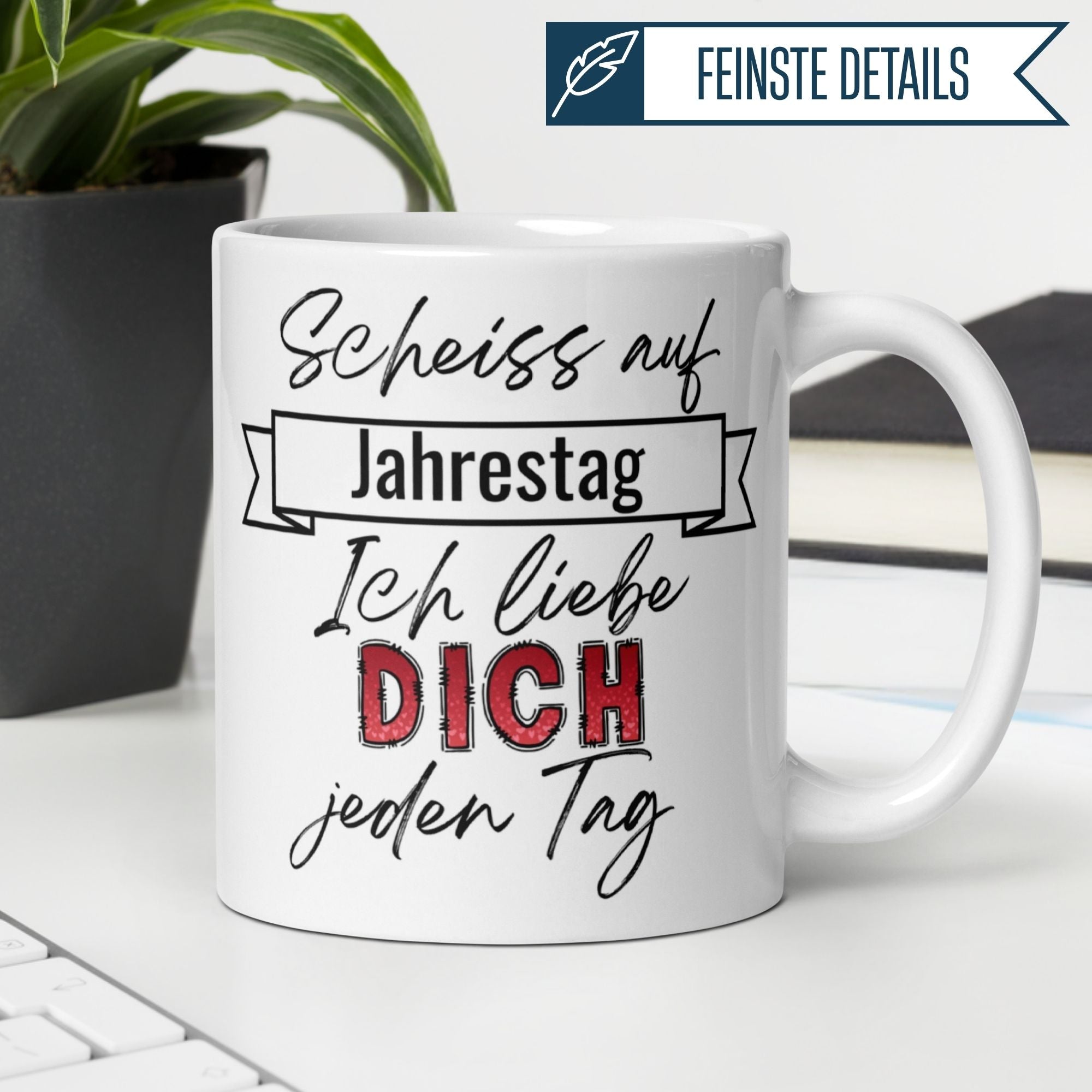 Momentals Tasse mit Spruch "Scheiss auf Jahrestag, Ich liebe dich jeden Tag" auf einem Schreibtisch.