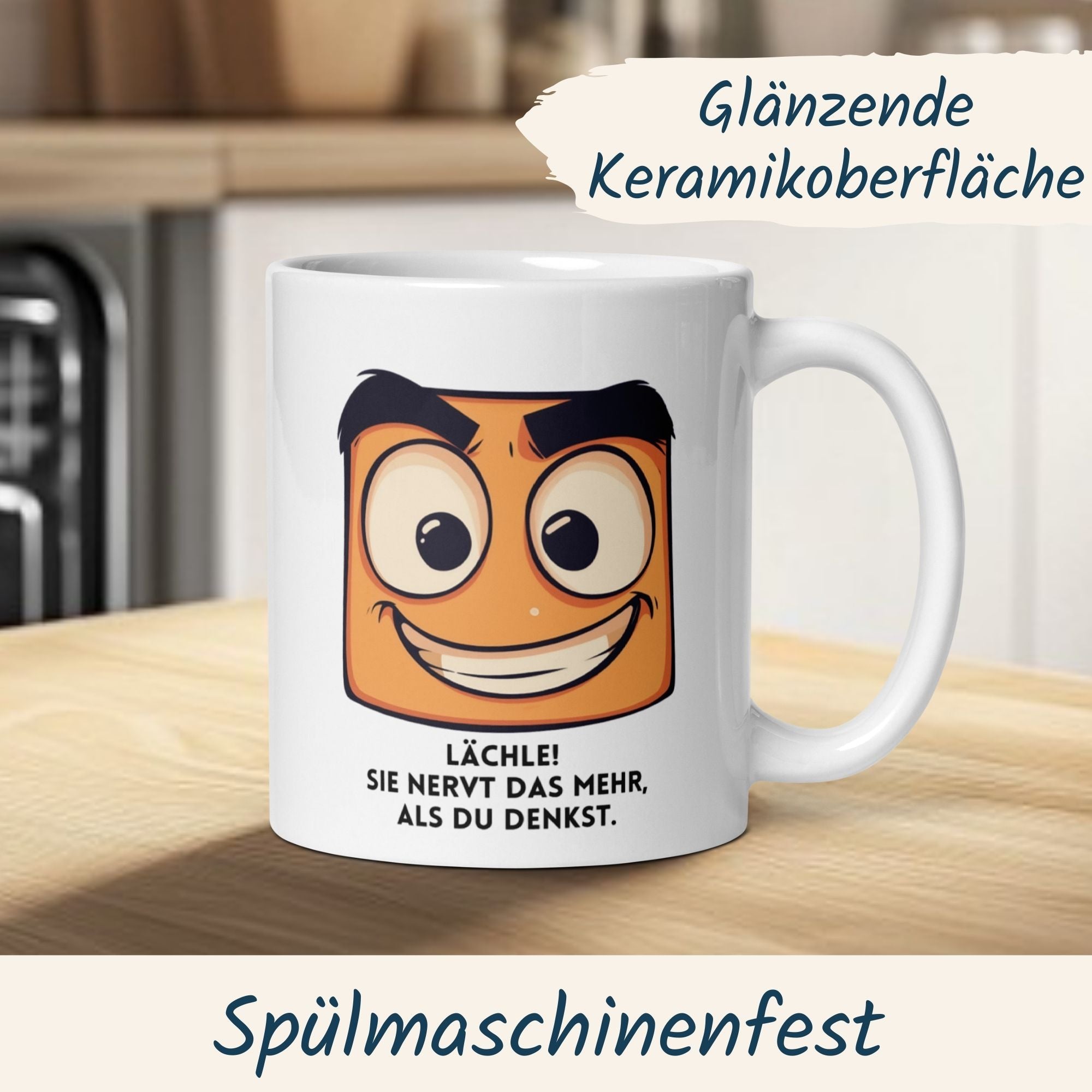 Lustige Smiley-Tasse mit Spruch „Lächle! Sie nervt das mehr, als du denkst“ auf glänzender Keramikoberfläche.