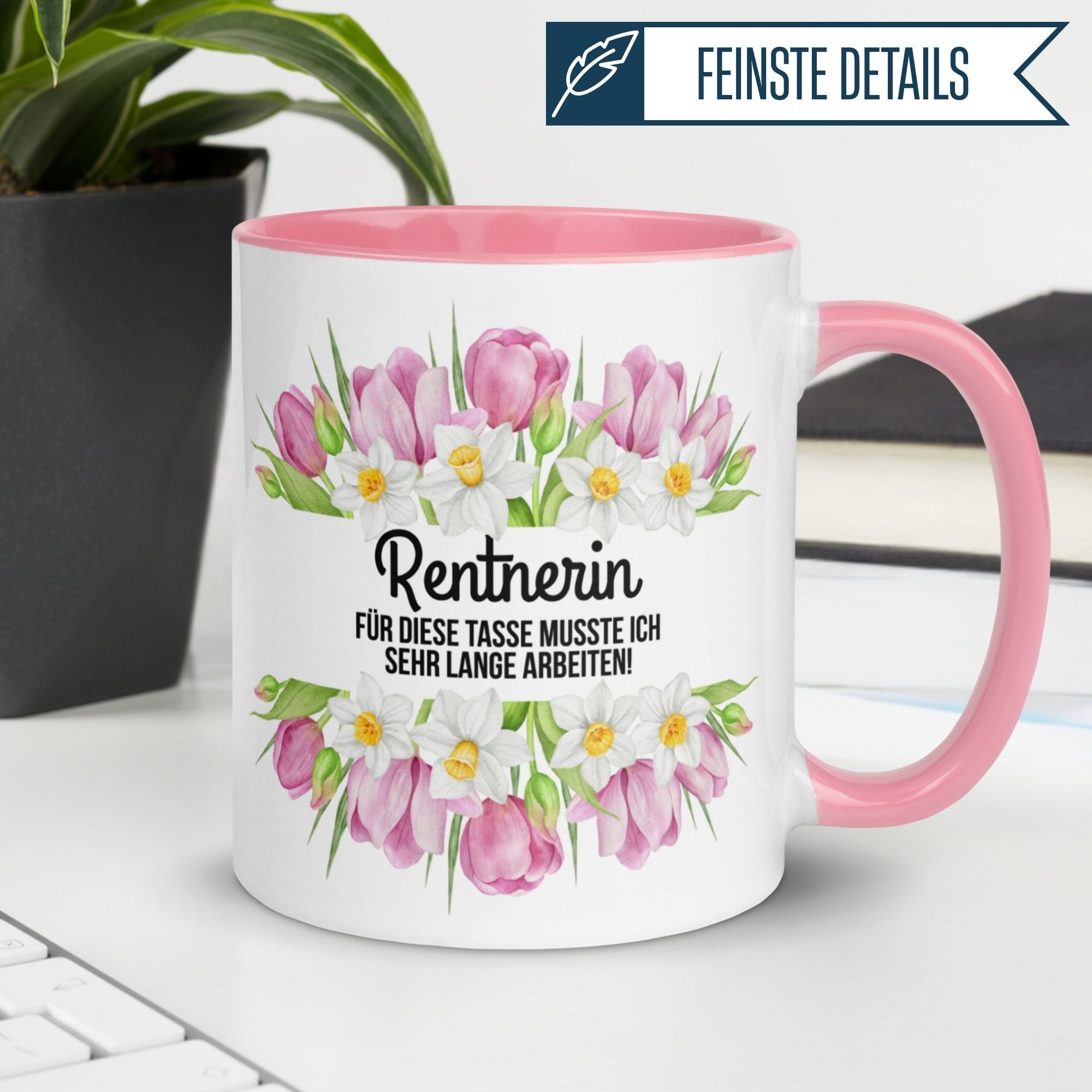 Momentals Tasse für Rentnerinnen mit floralen Motiven und Spruch über harte Arbeit zum Renteneintritt