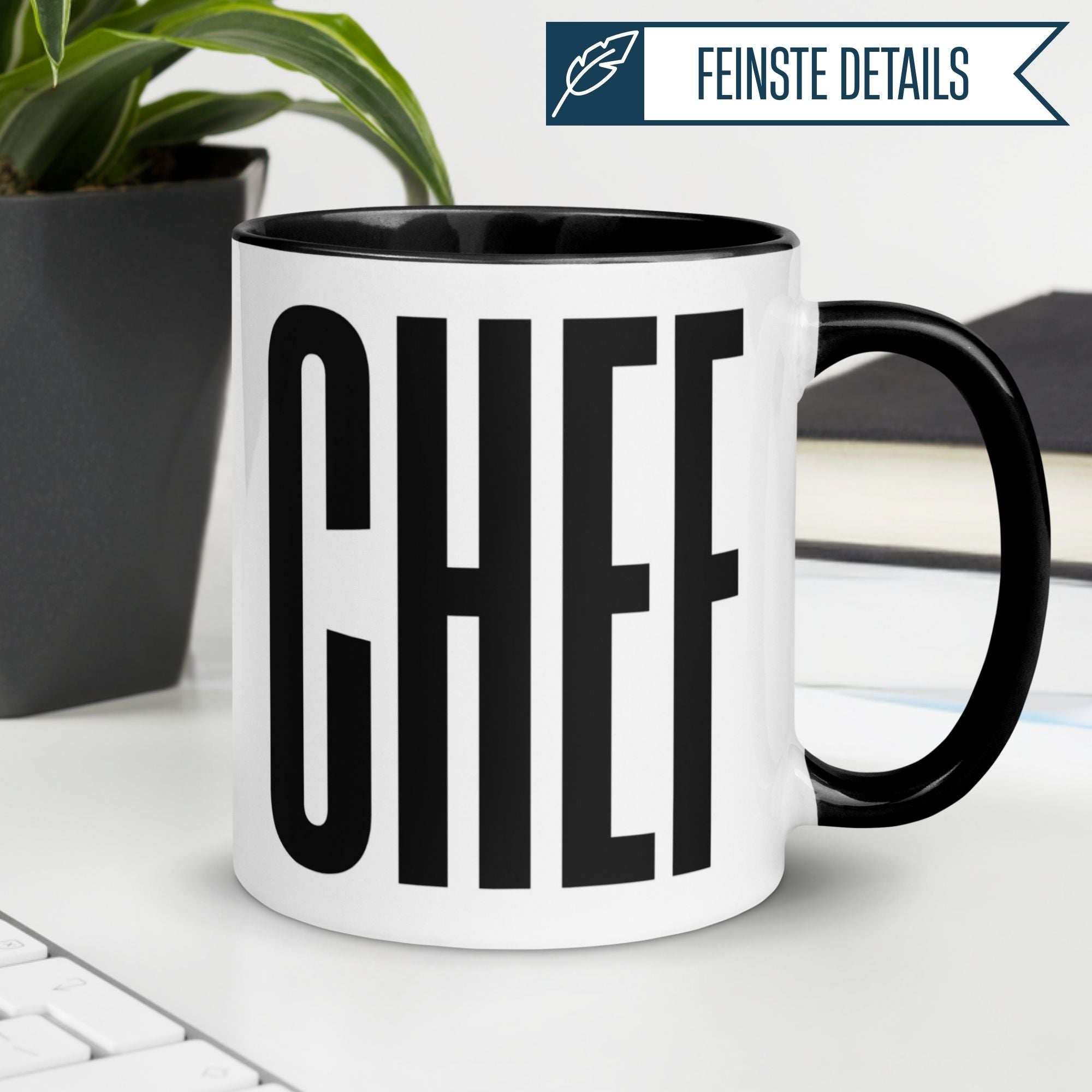 Momentals Tasse Chef mit großem Schriftzug auf weißem Hintergrund, ideal als Abschiedsgeschenk.